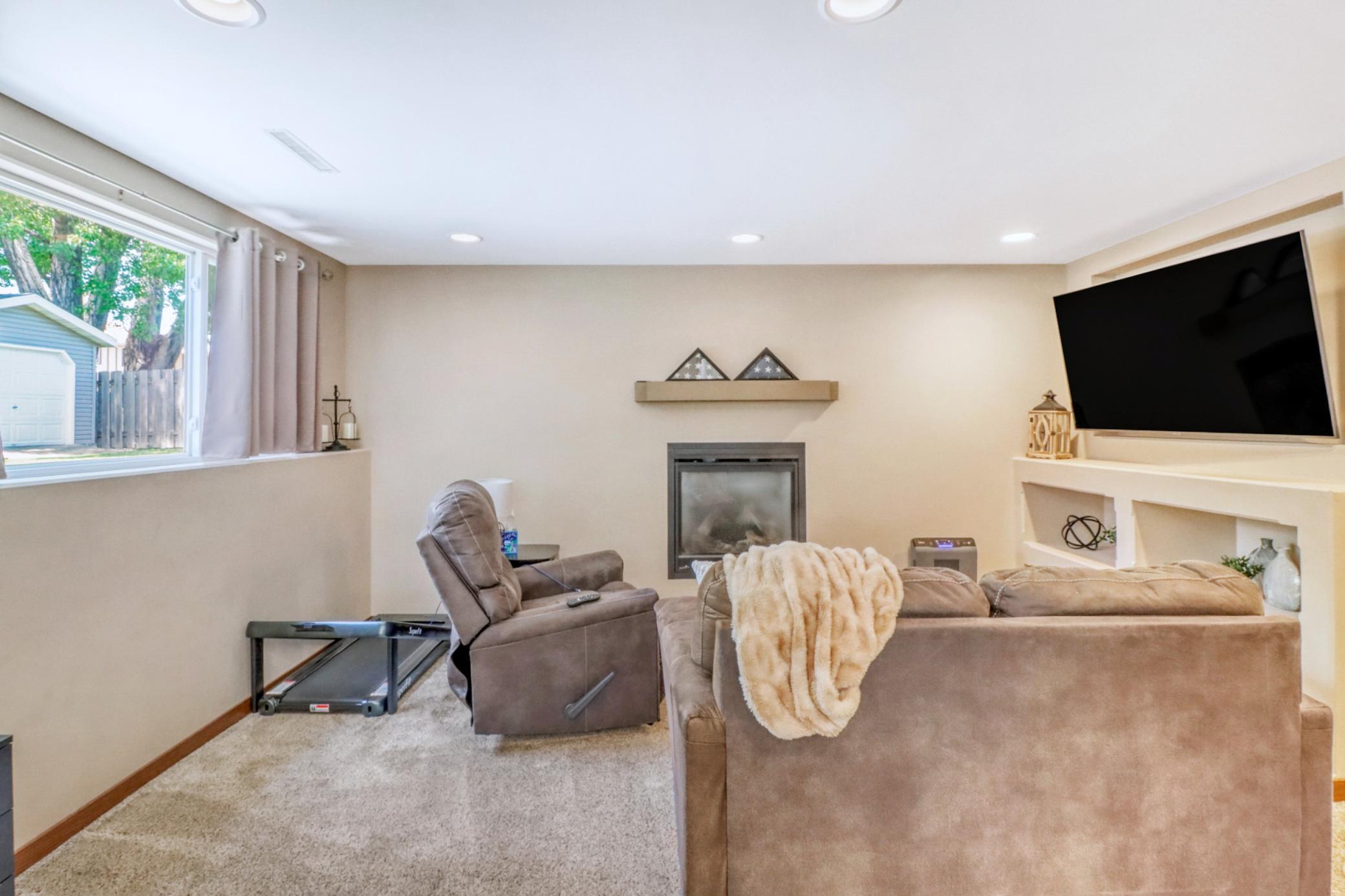 1975 single family home for sale at 409 Oakway in Moorhead, MN — 4 bed, 2 bath (photo 31 of 50)