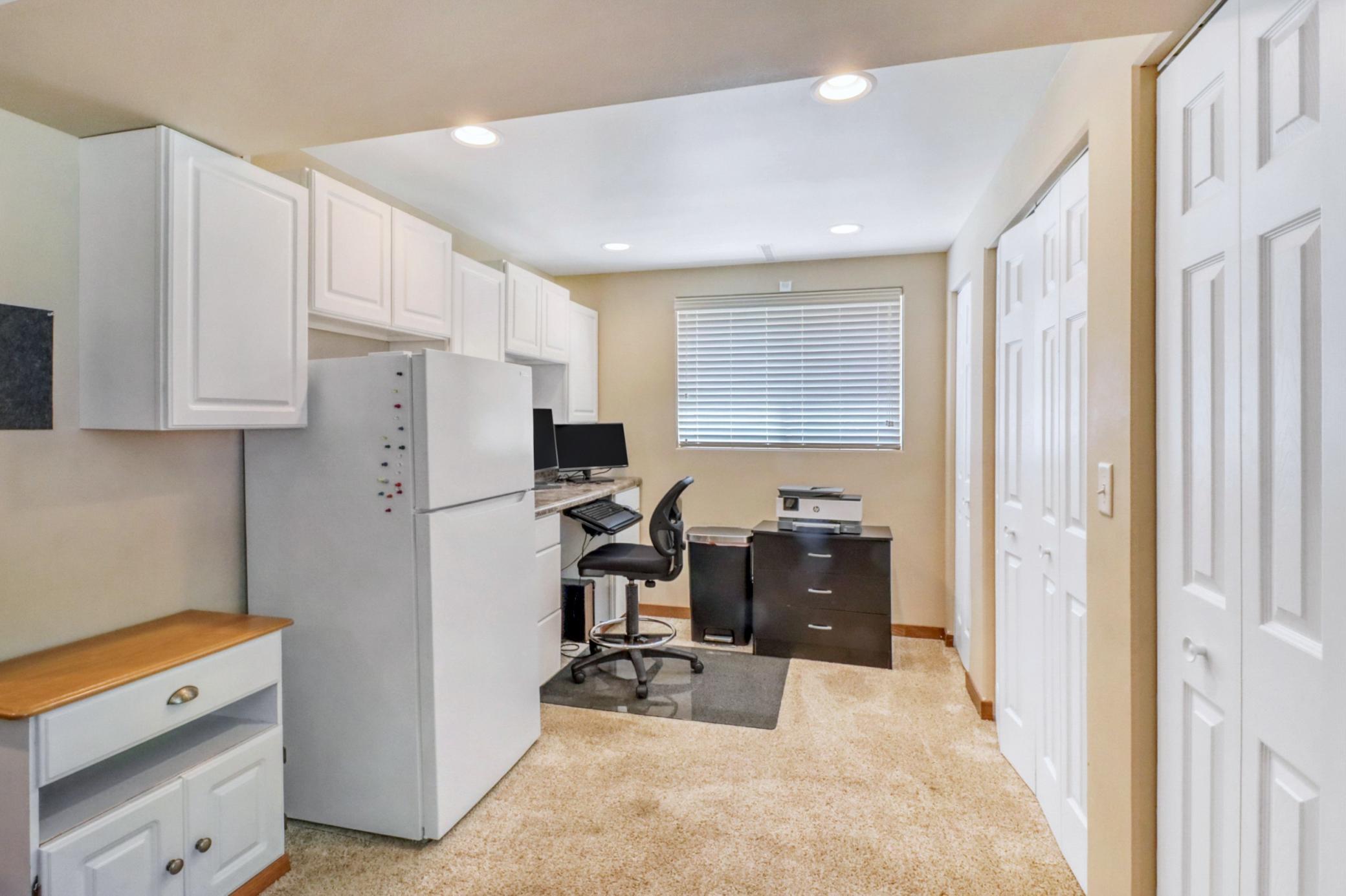 1975 single family home for sale at 409 Oakway in Moorhead, MN — 4 bed, 2 bath (photo 33 of 50)
