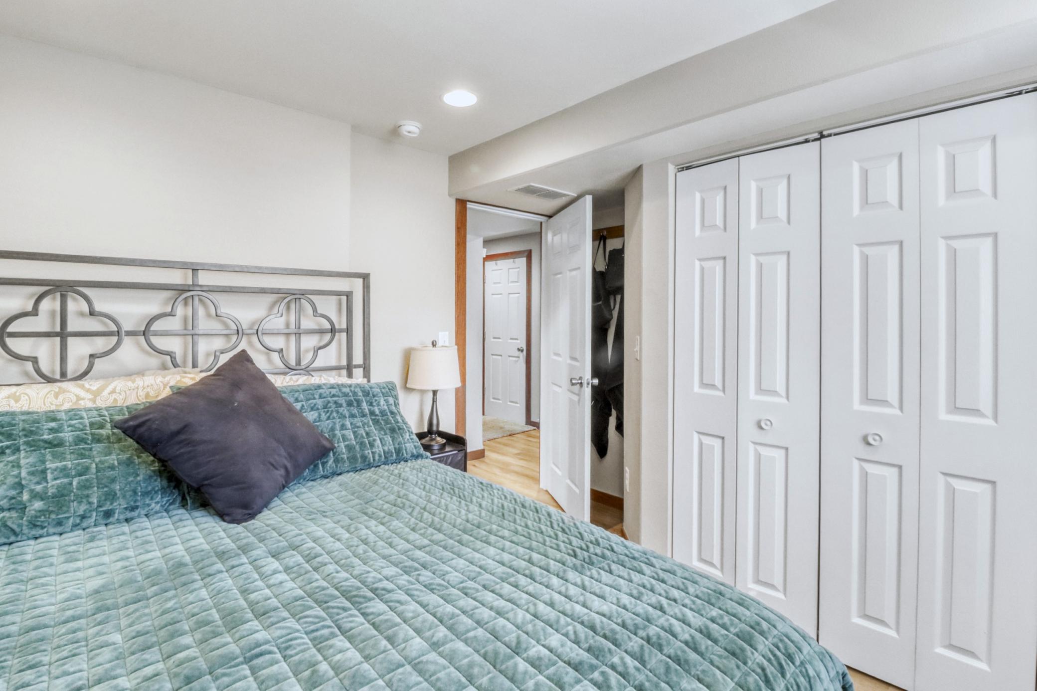 1975 single family home for sale at 409 Oakway in Moorhead, MN — 4 bed, 2 bath (photo 36 of 50)