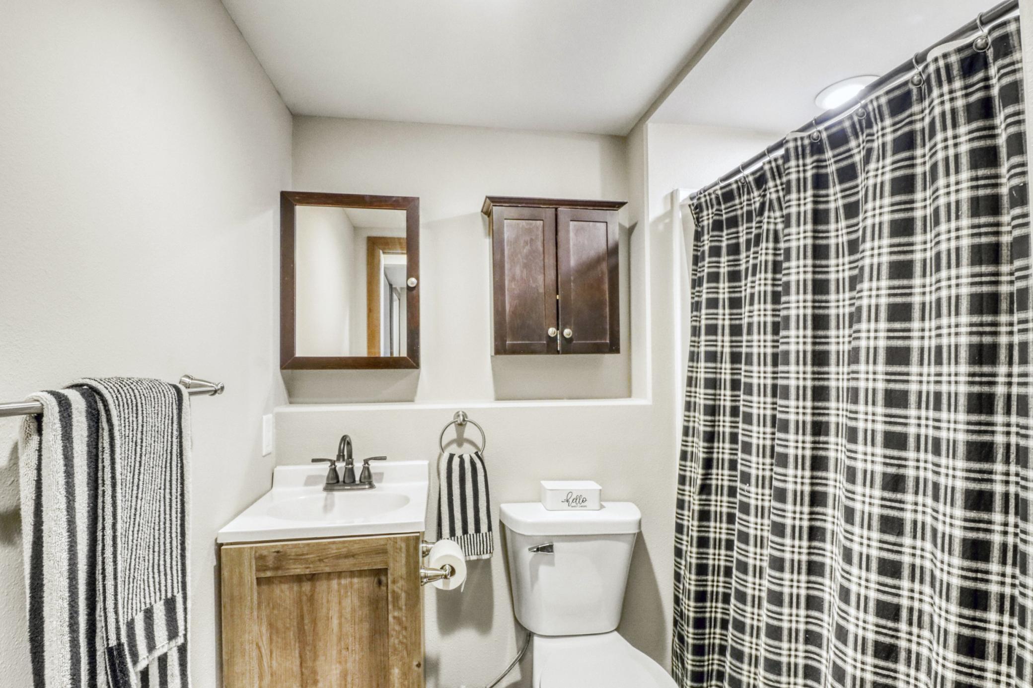 1975 single family home for sale at 409 Oakway in Moorhead, MN — 4 bed, 2 bath (photo 39 of 50)