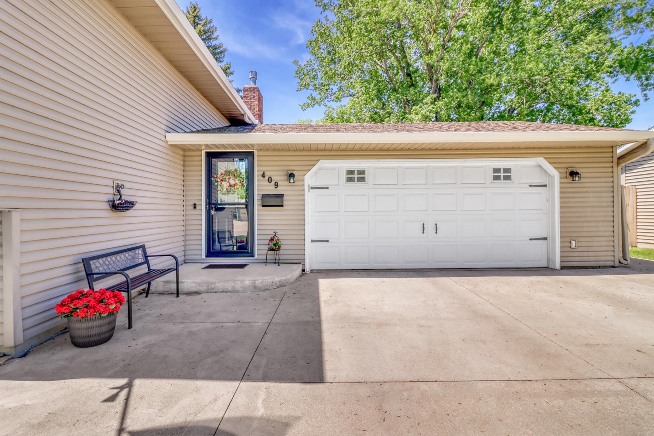 1975 single family home for sale at 409 Oakway in Moorhead, MN — 4 bed, 2 bath (photo 5 of 50)