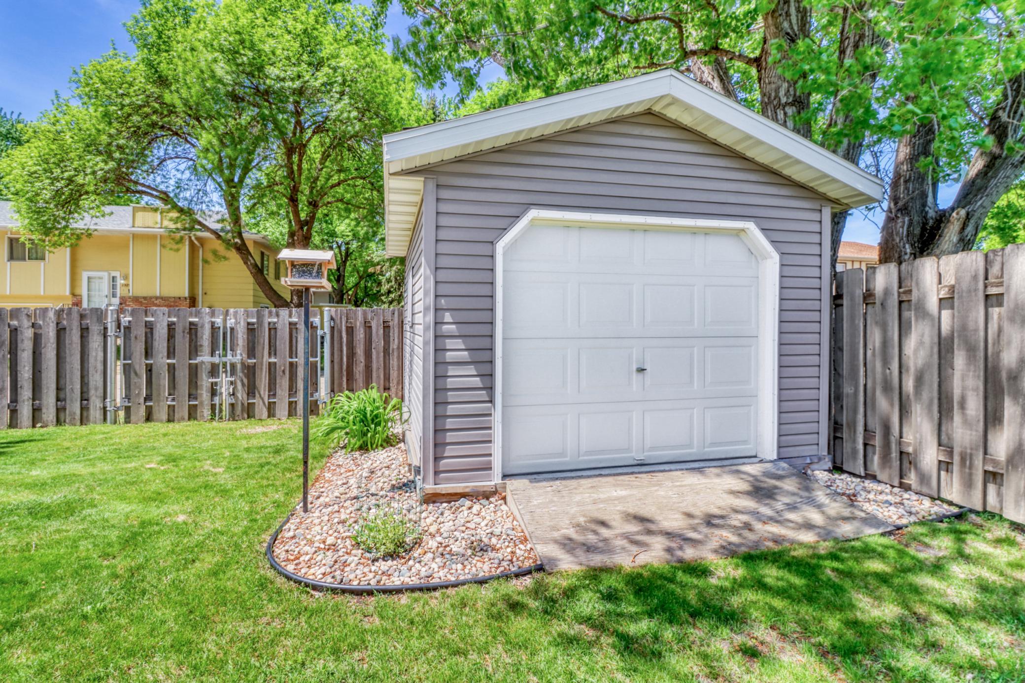1975 single family home for sale at 409 Oakway in Moorhead, MN — 4 bed, 2 bath (photo 43 of 50)