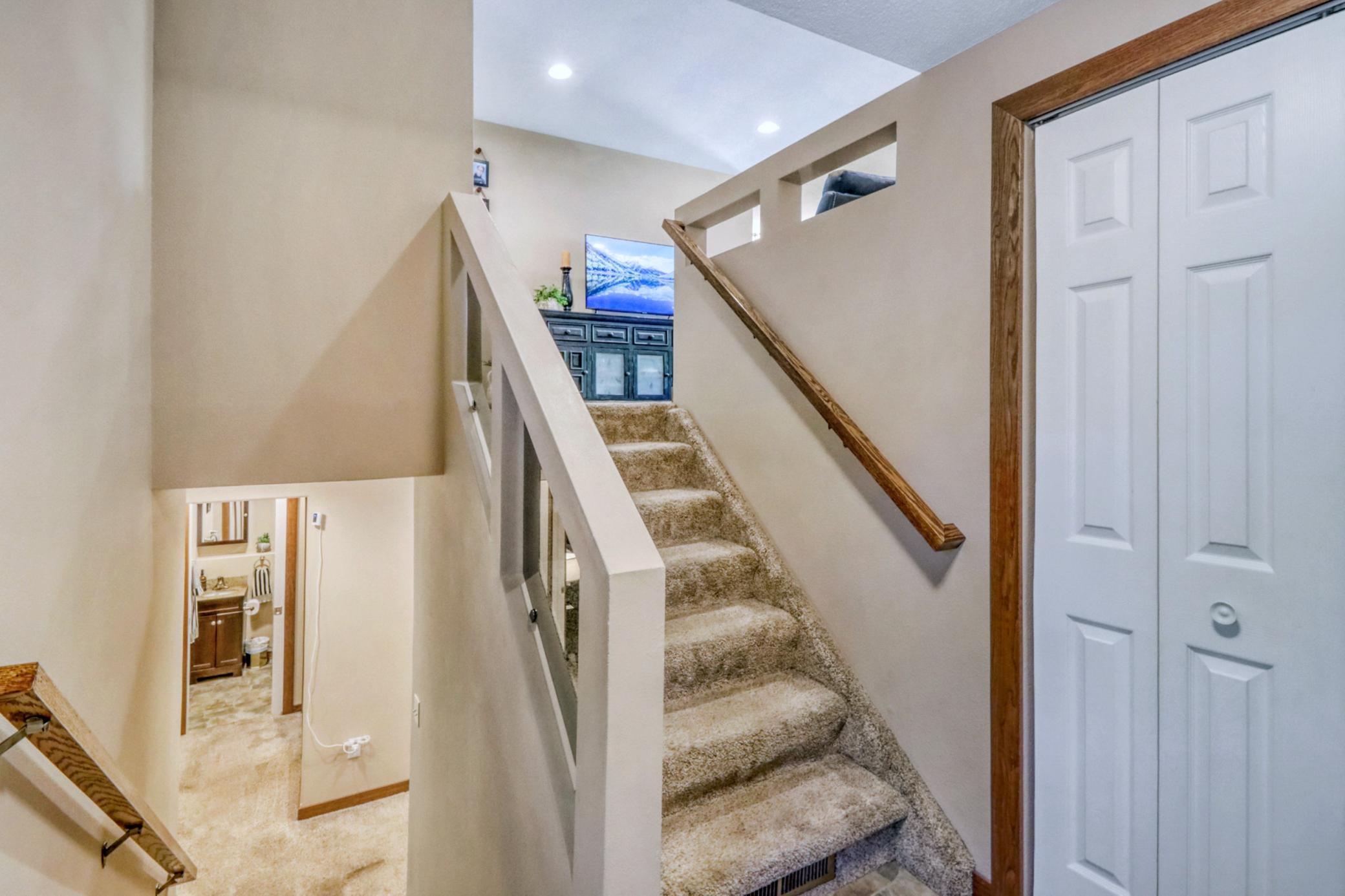 1975 single family home for sale at 409 Oakway in Moorhead, MN — 4 bed, 2 bath (photo 6 of 50)