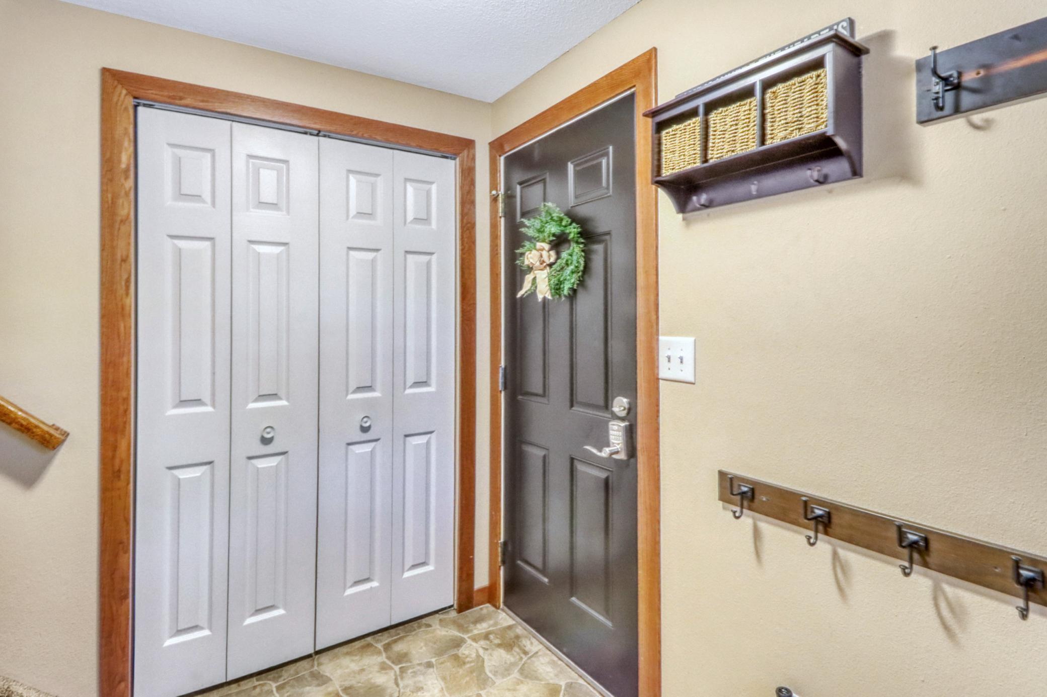 1975 single family home for sale at 409 Oakway in Moorhead, MN — 4 bed, 2 bath (photo 7 of 50)