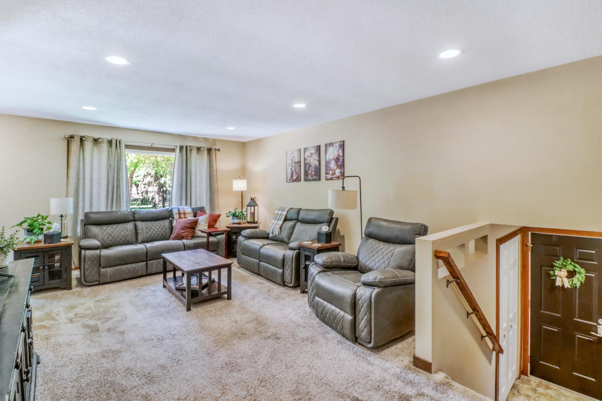 1975 single family home for sale at 409 Oakway in Moorhead, MN — 4 bed, 2 bath (photo 9 of 50)