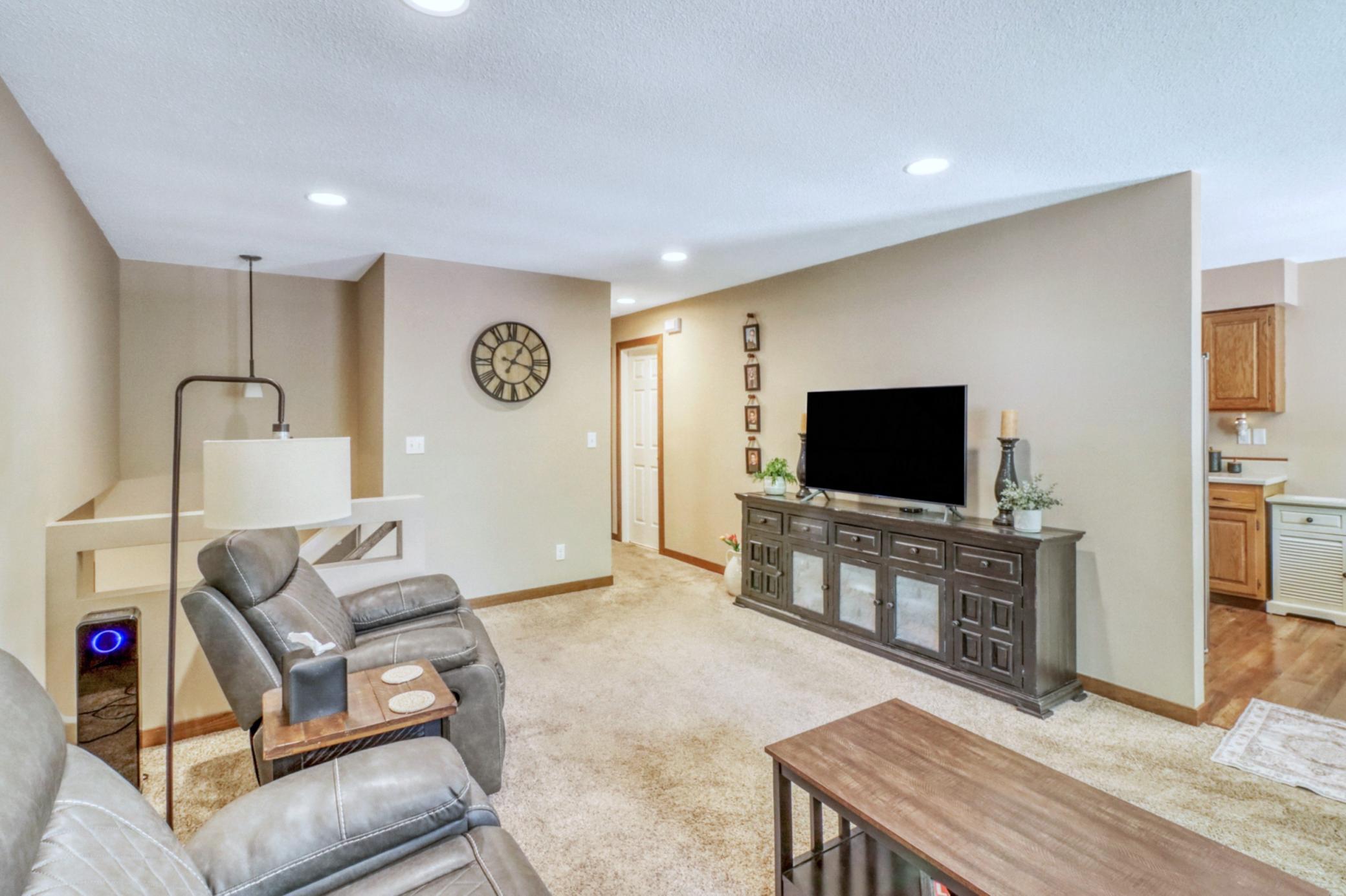 1975 single family home for sale at 409 Oakway in Moorhead, MN — 4 bed, 2 bath (photo 10 of 50)