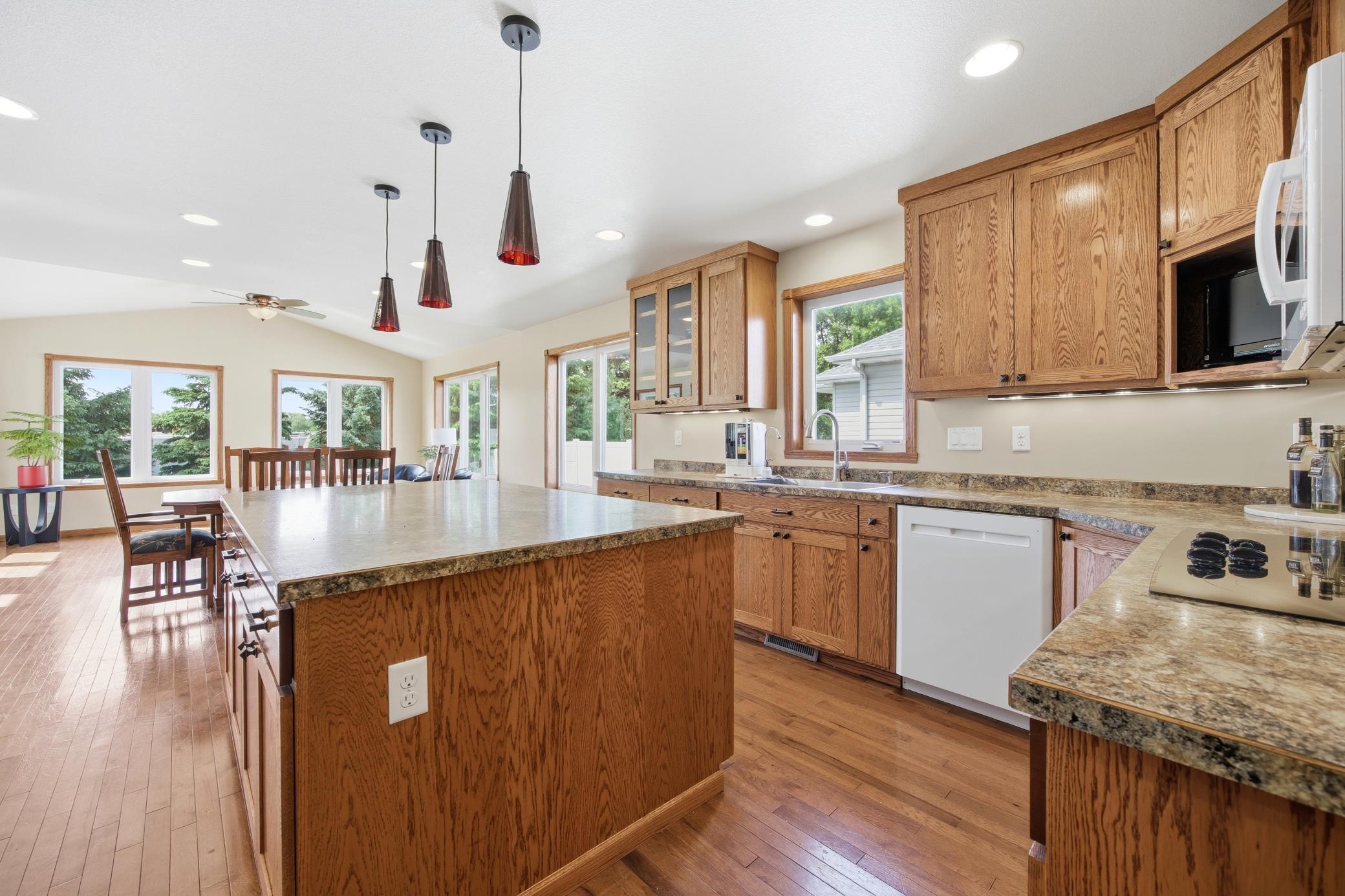 2012 single family home for sale at 965 18th Avenue Circle N in Moorhead, MN — 6 bed, 5 bath (photo 14 of 64)