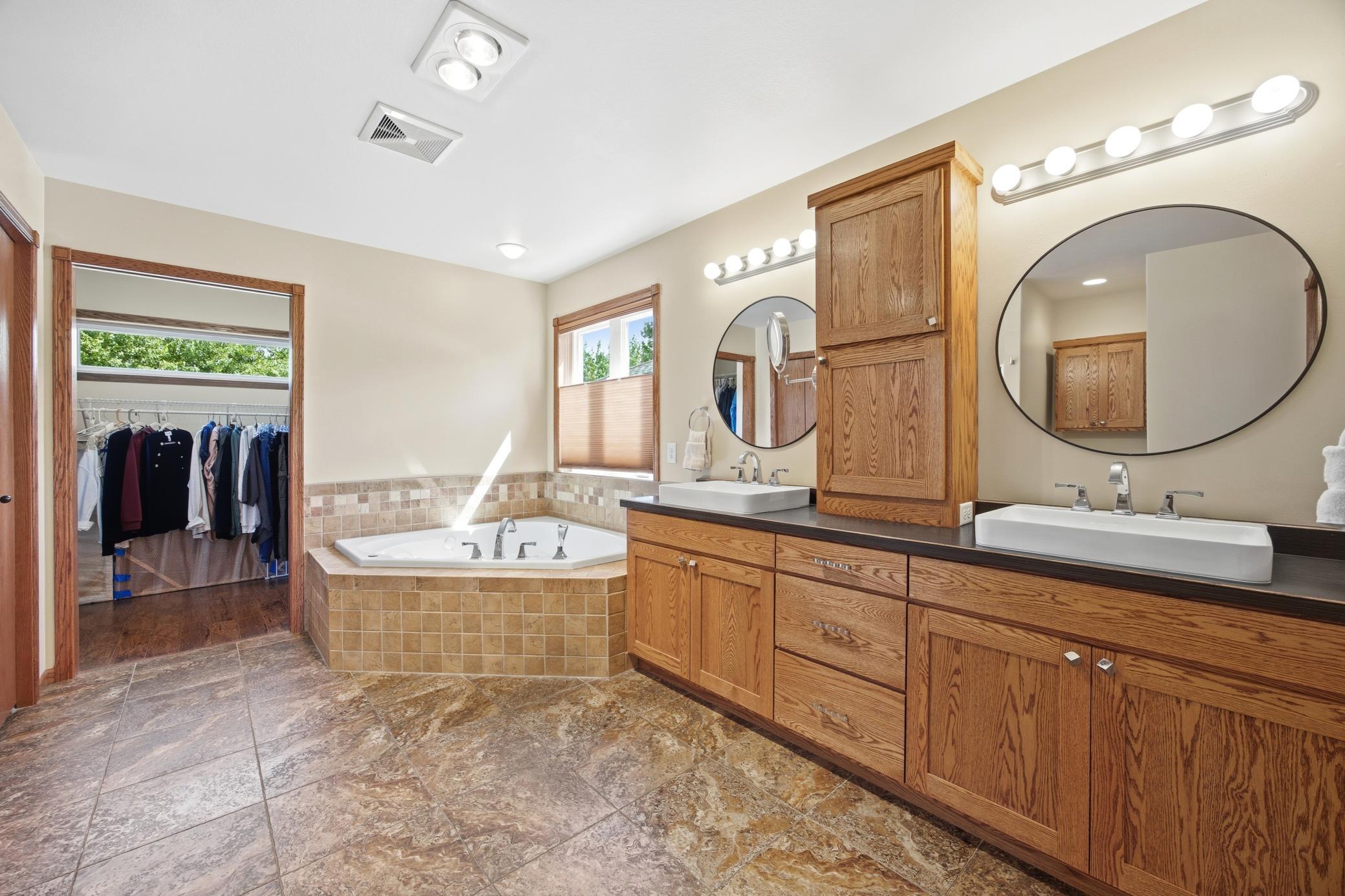 2012 single family home for sale at 965 18th Avenue Circle N in Moorhead, MN — 6 bed, 5 bath (photo 24 of 64)
