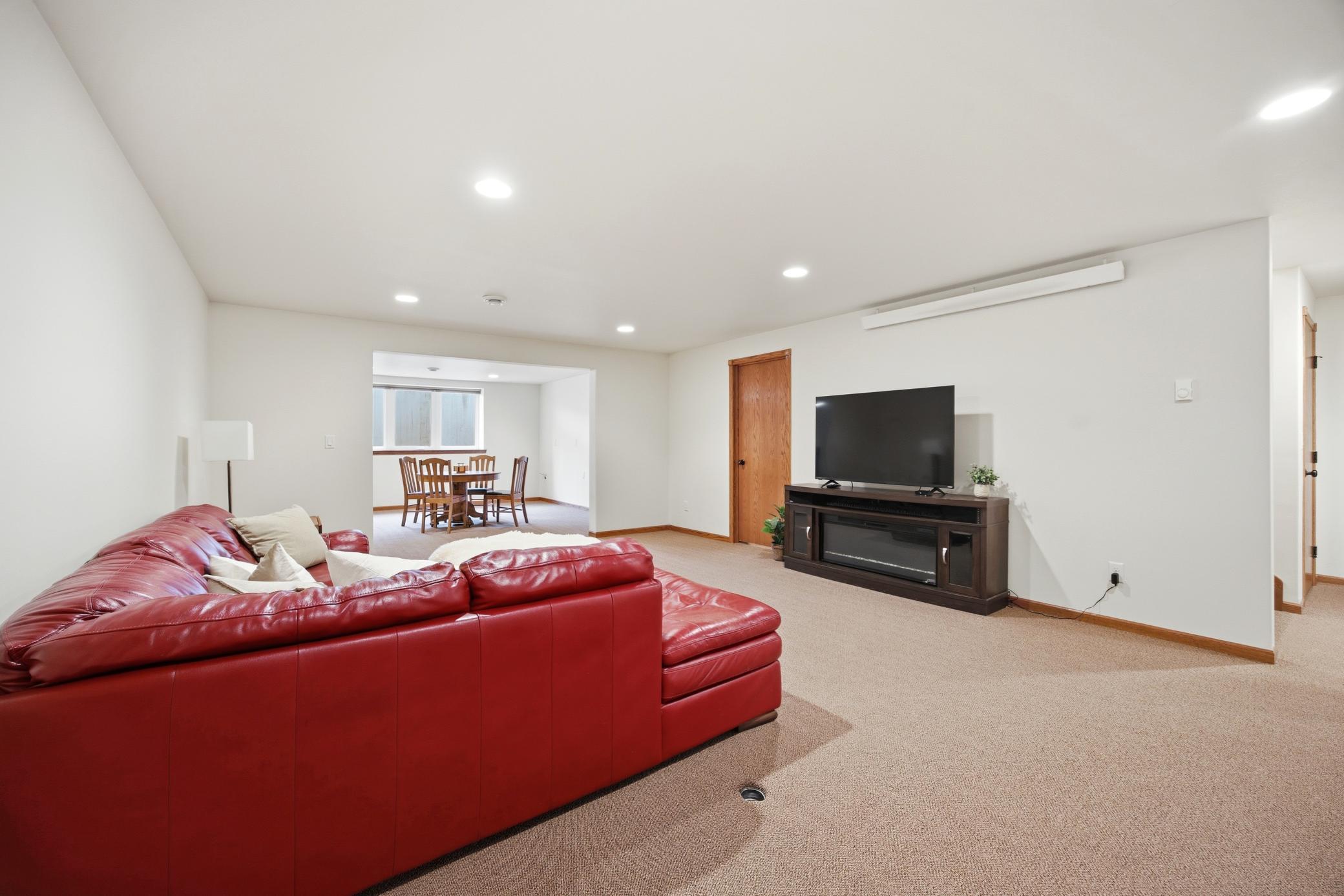 2012 single family home for sale at 965 18th Avenue Circle N in Moorhead, MN — 6 bed, 5 bath (photo 49 of 64)