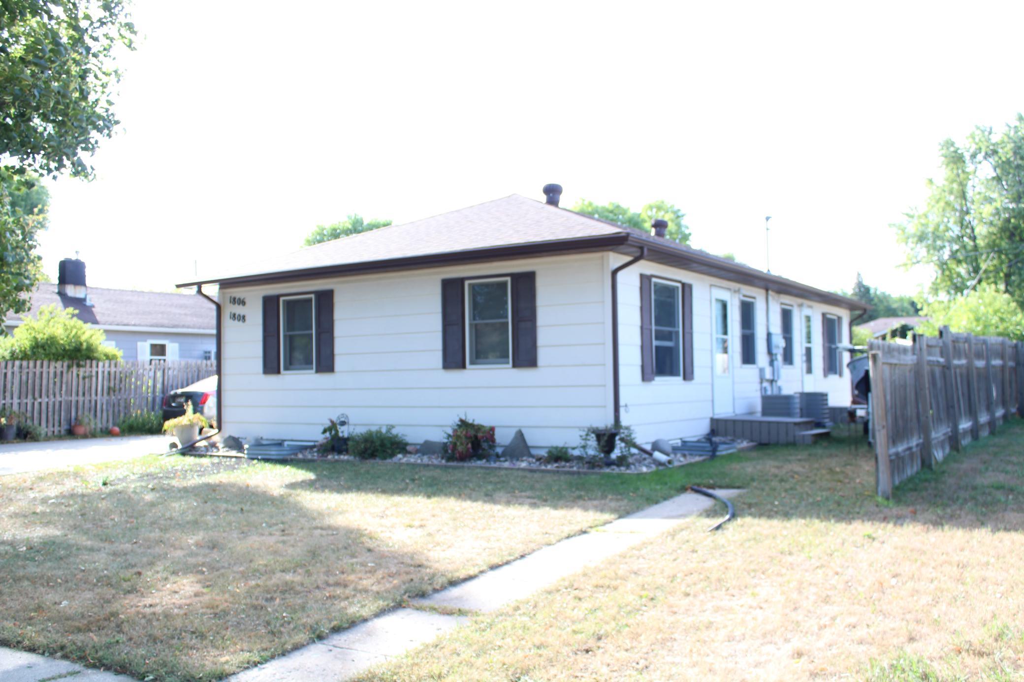 1951 duplex for sale at 1806-1808 S 8th Avenue S in Fargo, ND — 4 bed, 2 bath (photo 2 of 37)