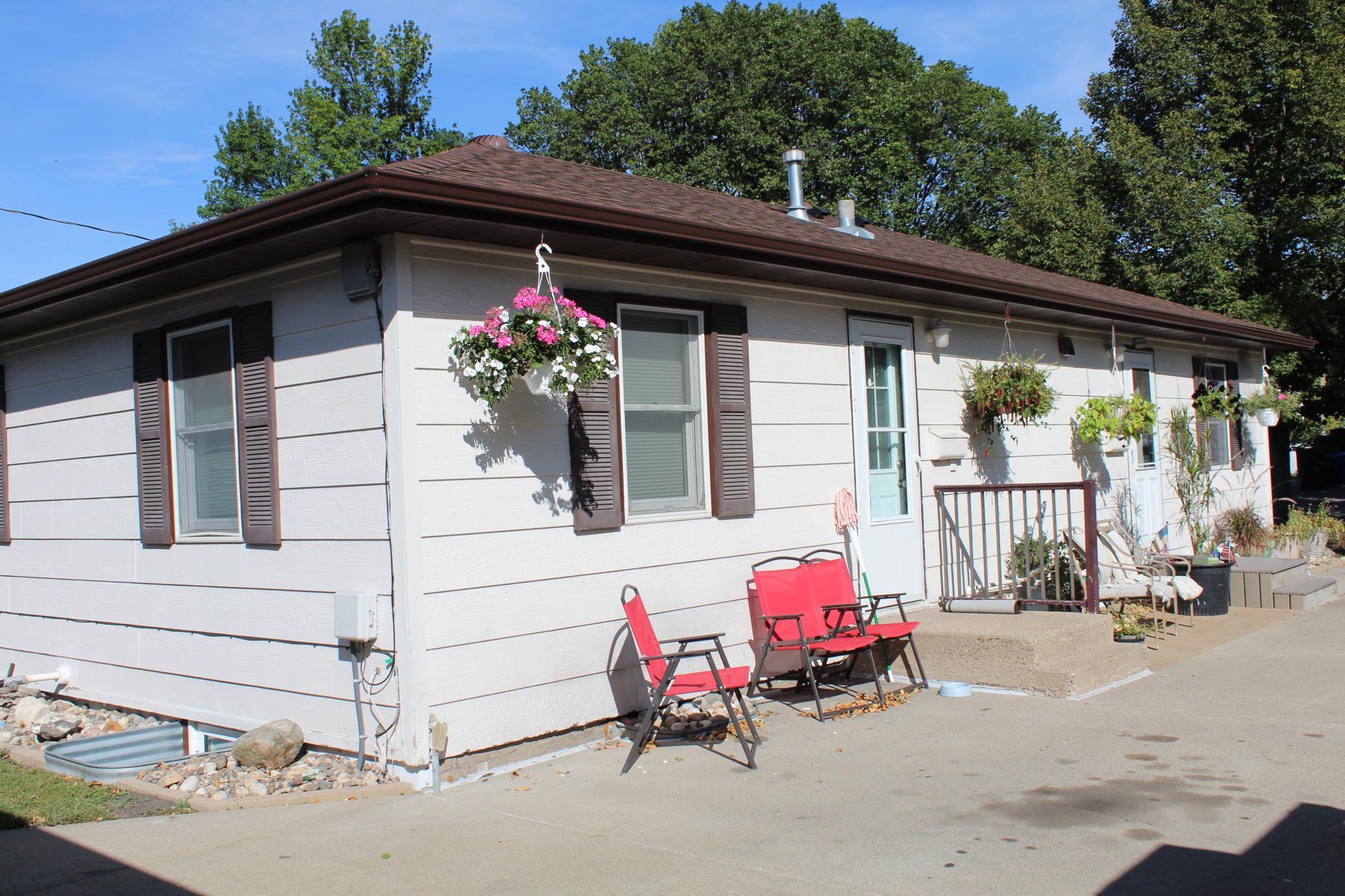 1951 duplex for sale at 1806-1808 S 8th Avenue S in Fargo, ND — 4 bed, 2 bath (photo 3 of 37)