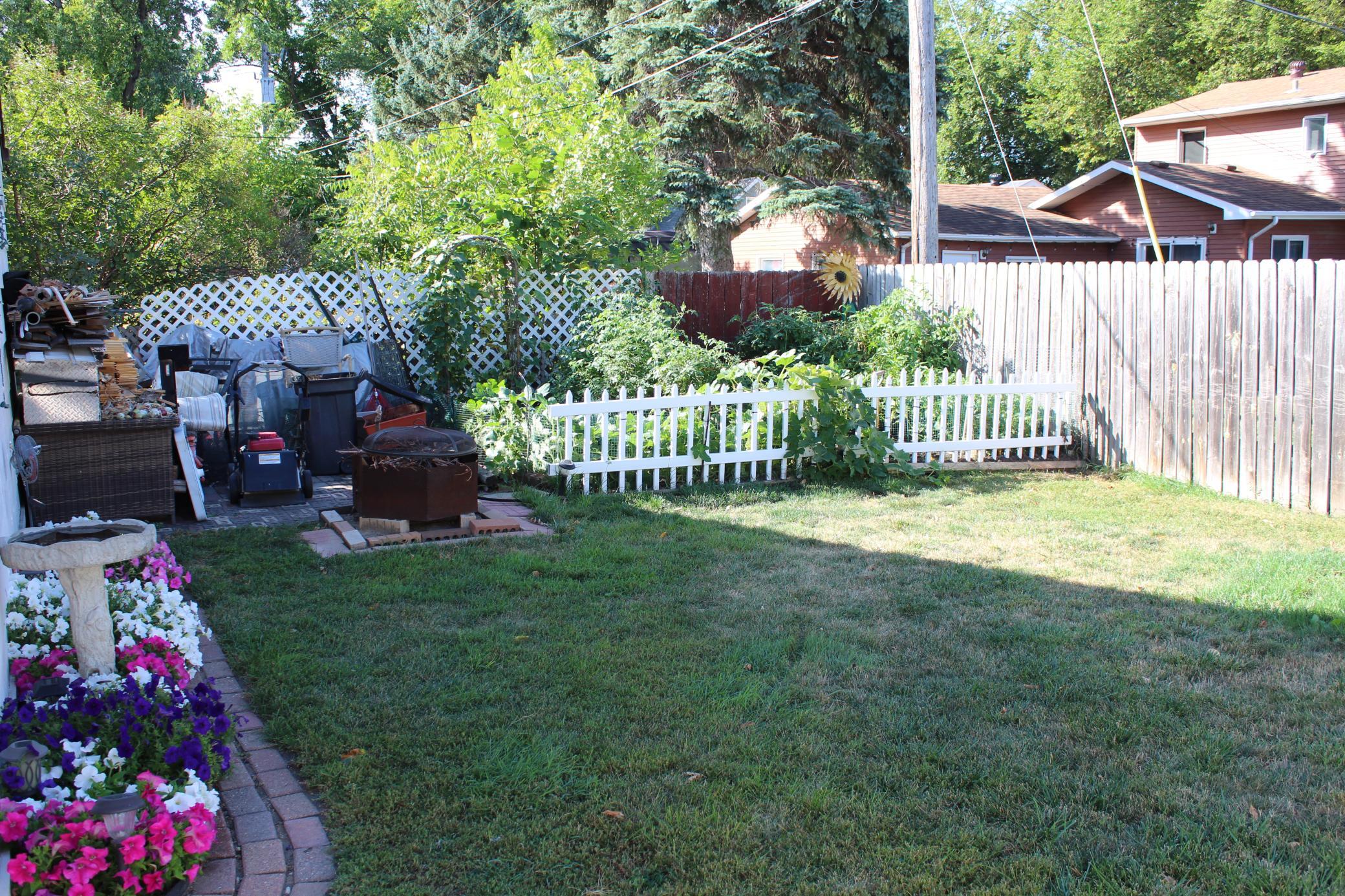 1951 duplex for sale at 1806-1808 S 8th Avenue S in Fargo, ND — 4 bed, 2 bath (photo 4 of 37)