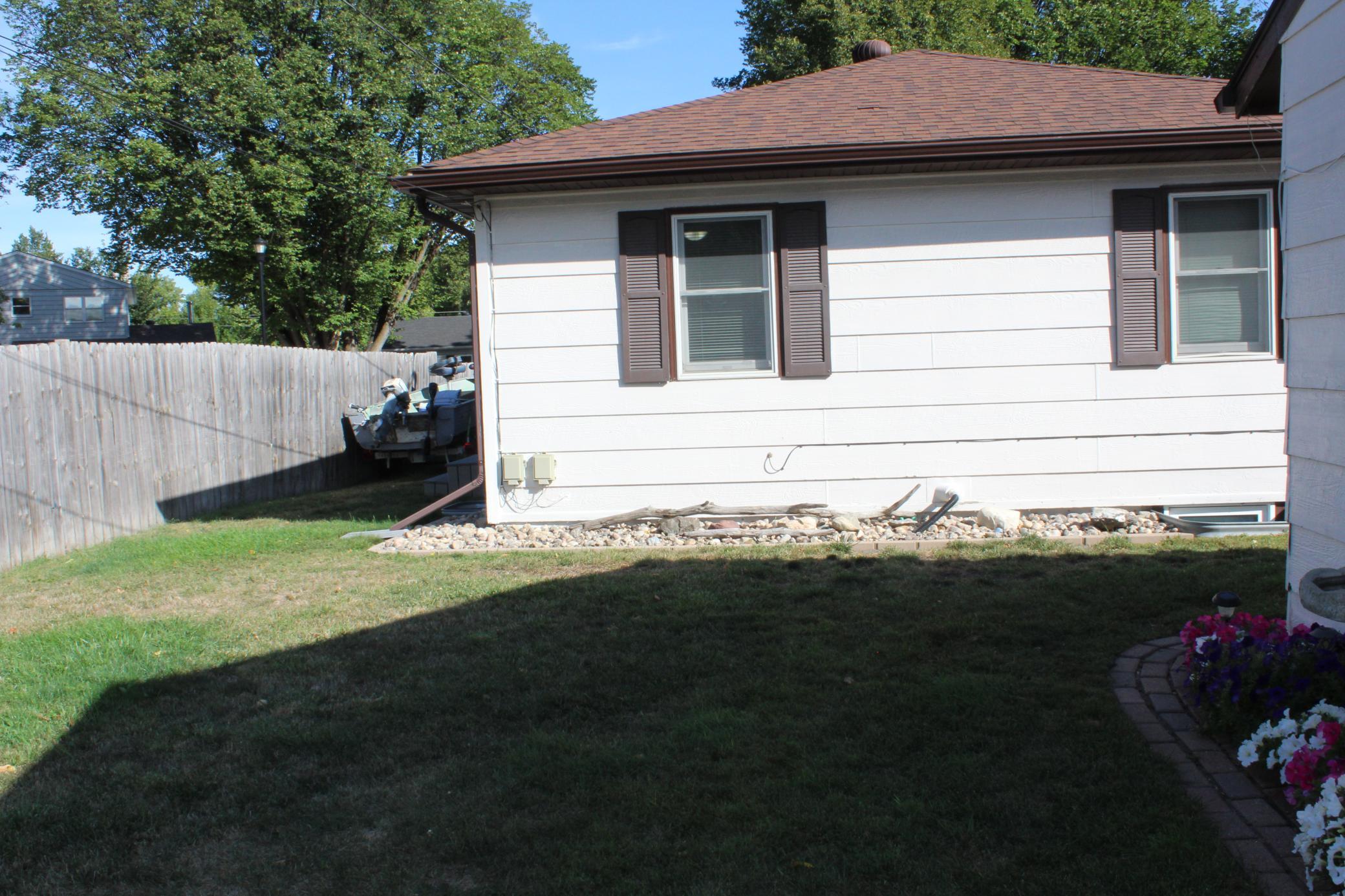 1951 duplex for sale at 1806-1808 S 8th Avenue S in Fargo, ND — 4 bed, 2 bath (photo 33 of 37)