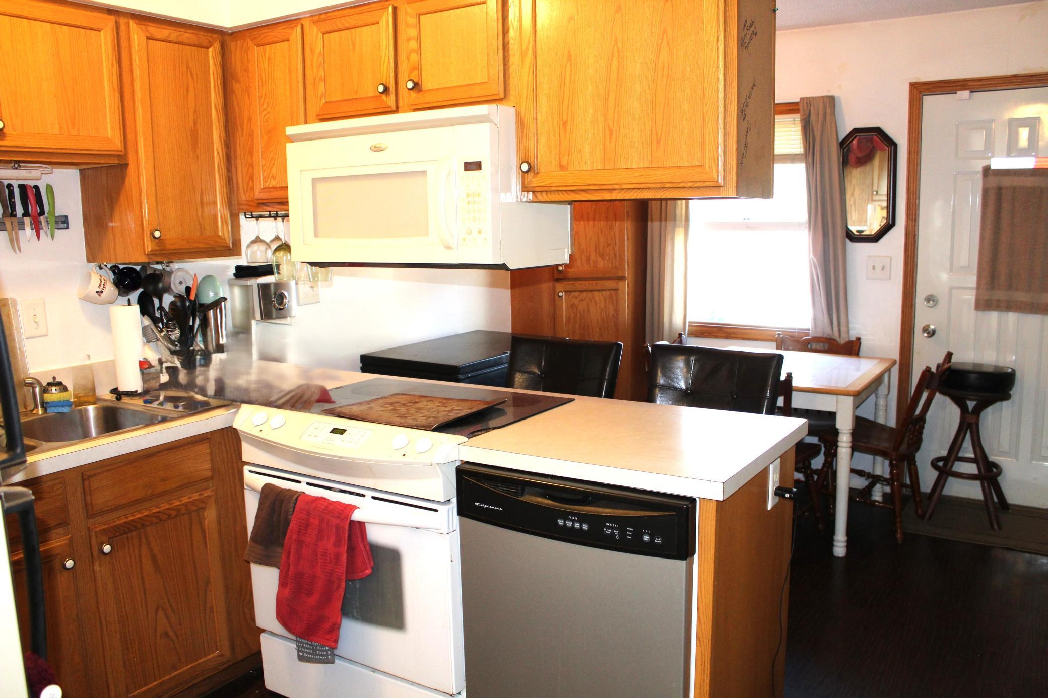 1951 duplex for sale at 1806-1808 S 8th Avenue S in Fargo, ND — 4 bed, 2 bath (photo 6 of 37)