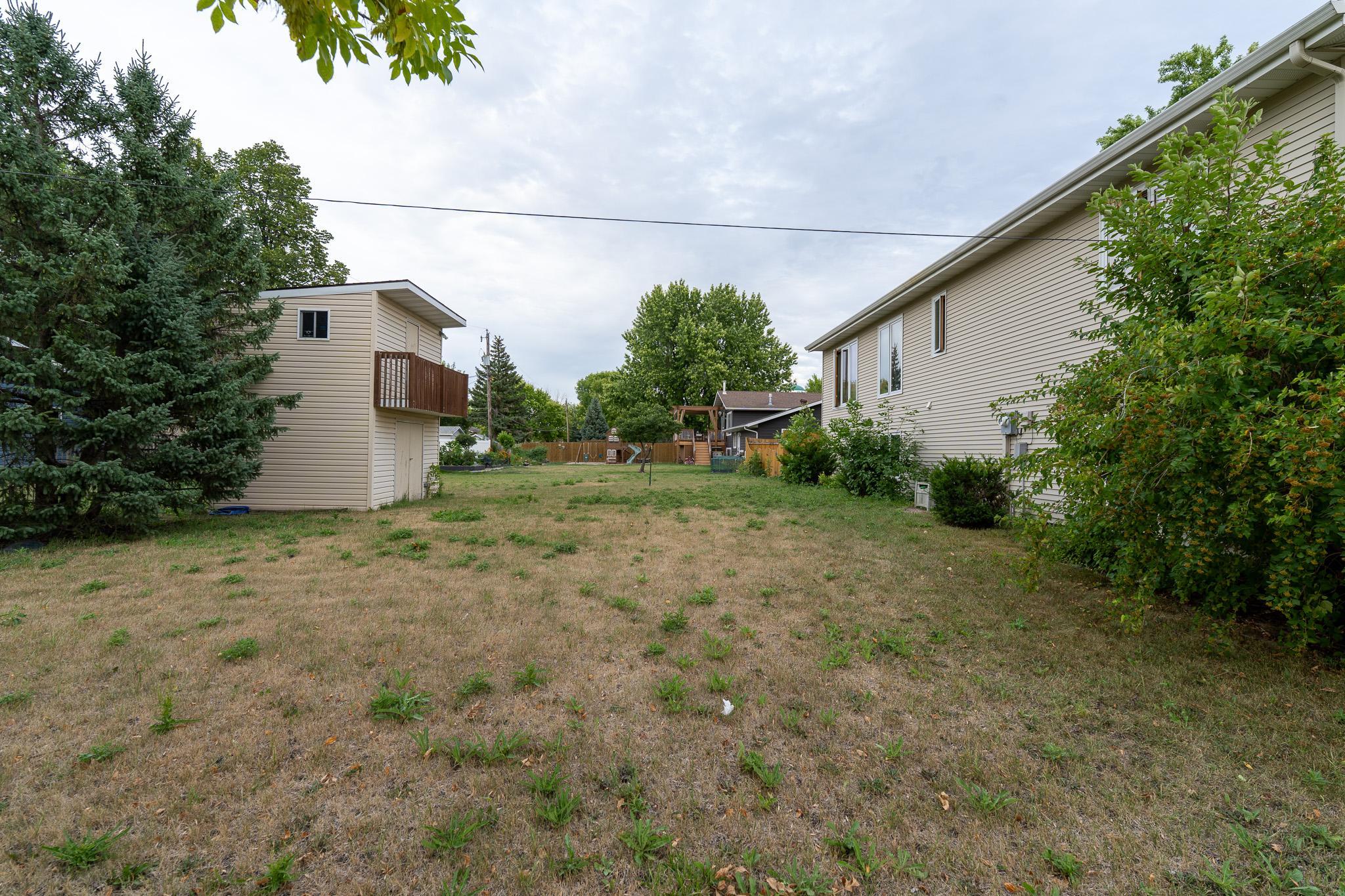1977 single family home for sale at 202 11th Avenue E in West Fargo, ND — 3 bed, 2 bath (photo 20 of 27)