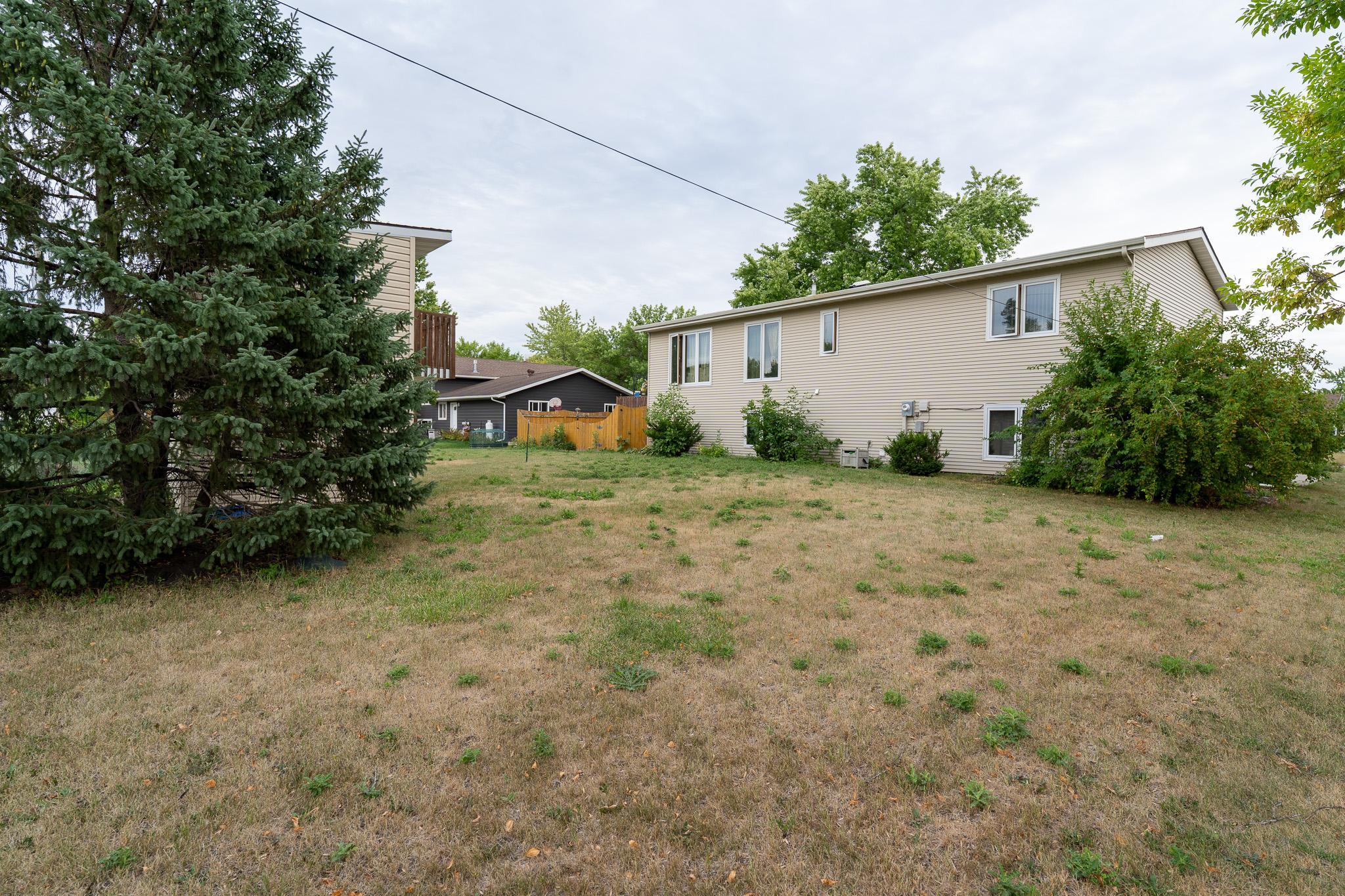 1977 single family home for sale at 202 11th Avenue E in West Fargo, ND — 3 bed, 2 bath (photo 21 of 27)