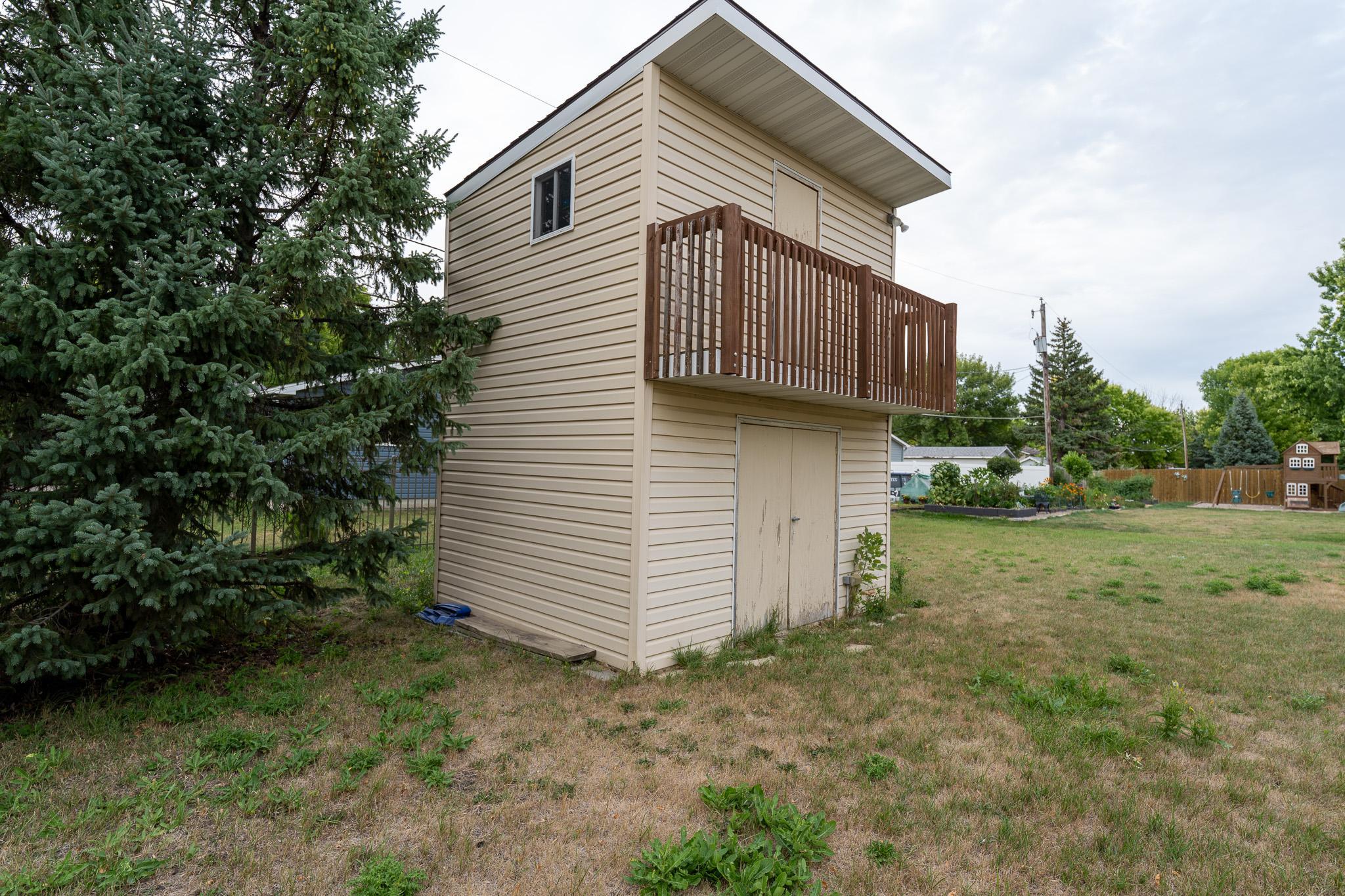 1977 single family home for sale at 202 11th Avenue E in West Fargo, ND — 3 bed, 2 bath (photo 22 of 27)