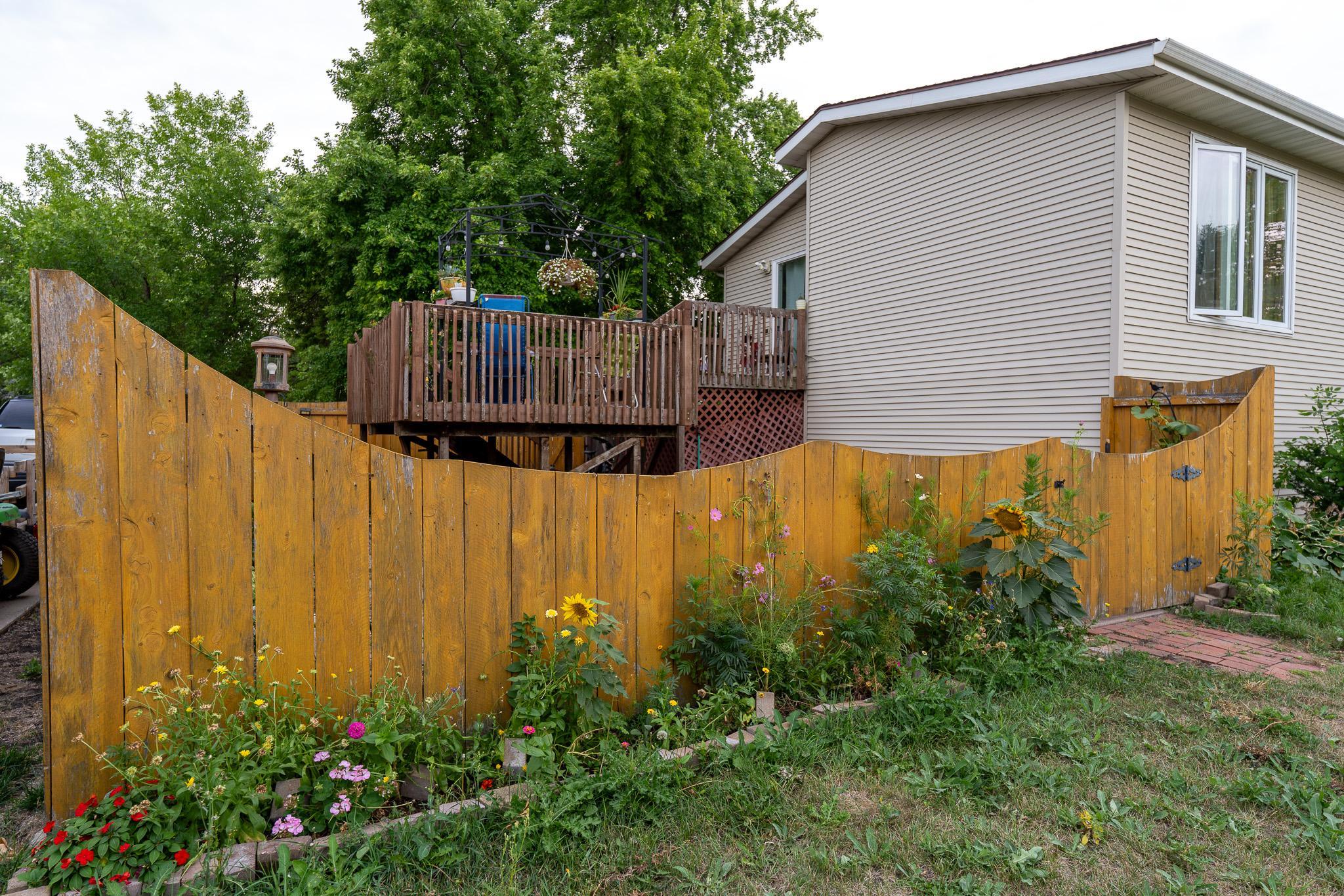 1977 single family home for sale at 202 11th Avenue E in West Fargo, ND — 3 bed, 2 bath (photo 25 of 27)