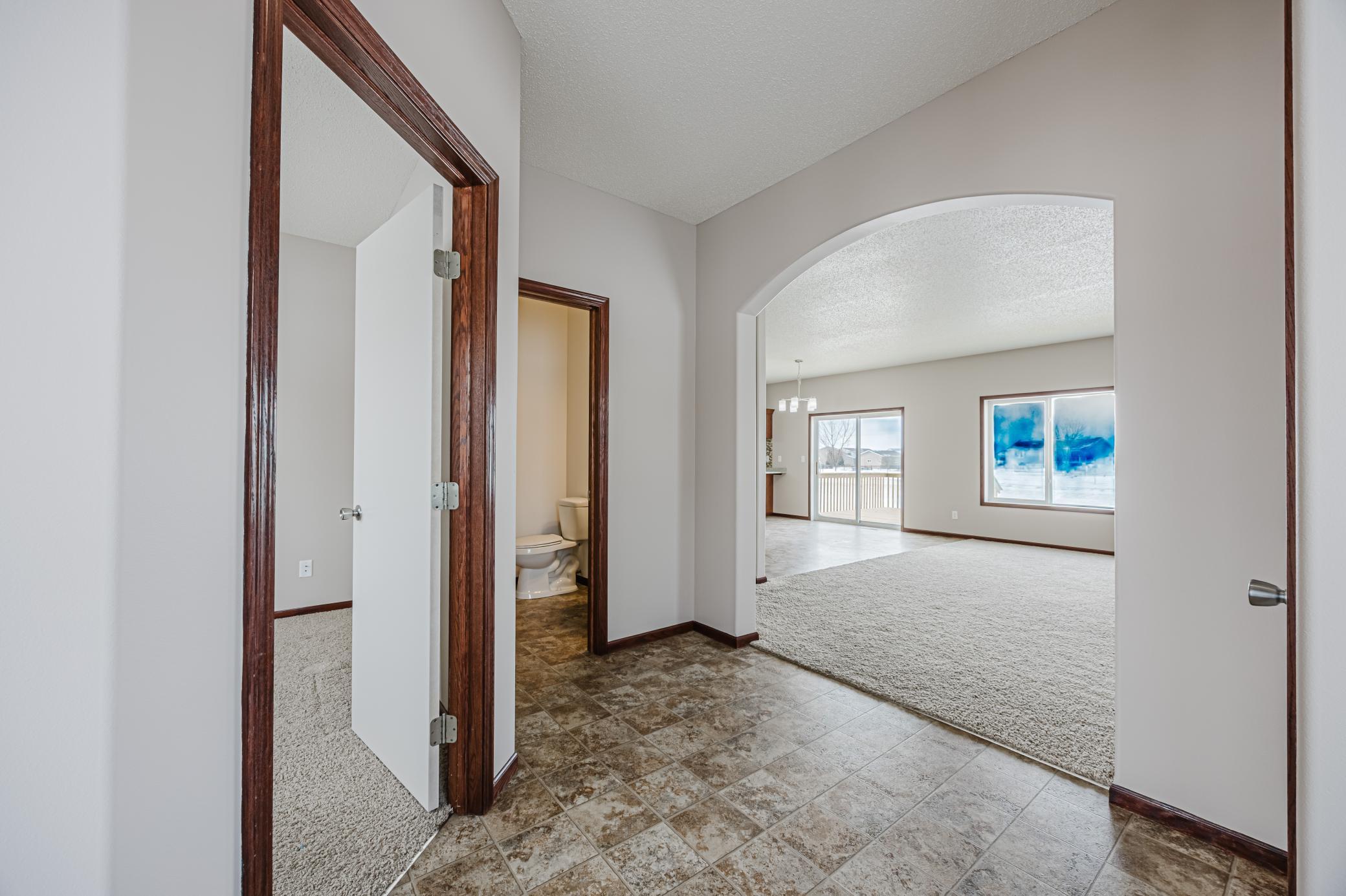 2006 single family home for sale at 3698 N Sedona Drive in West Fargo, ND — 5 bed, 4 bath (photo 2 of 48)
