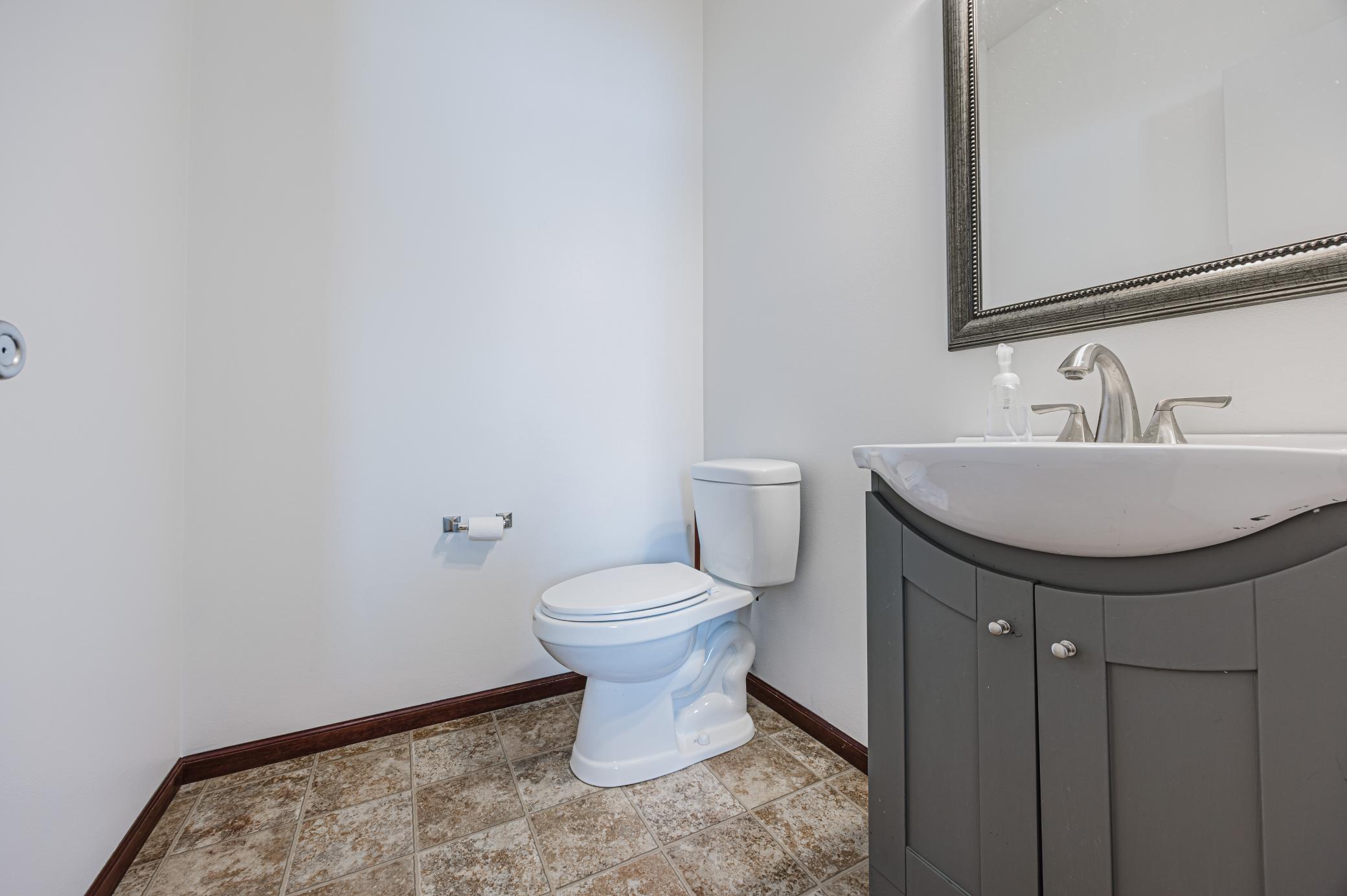2006 single family home for sale at 3698 N Sedona Drive in West Fargo, ND — 5 bed, 4 bath (photo 4 of 48)