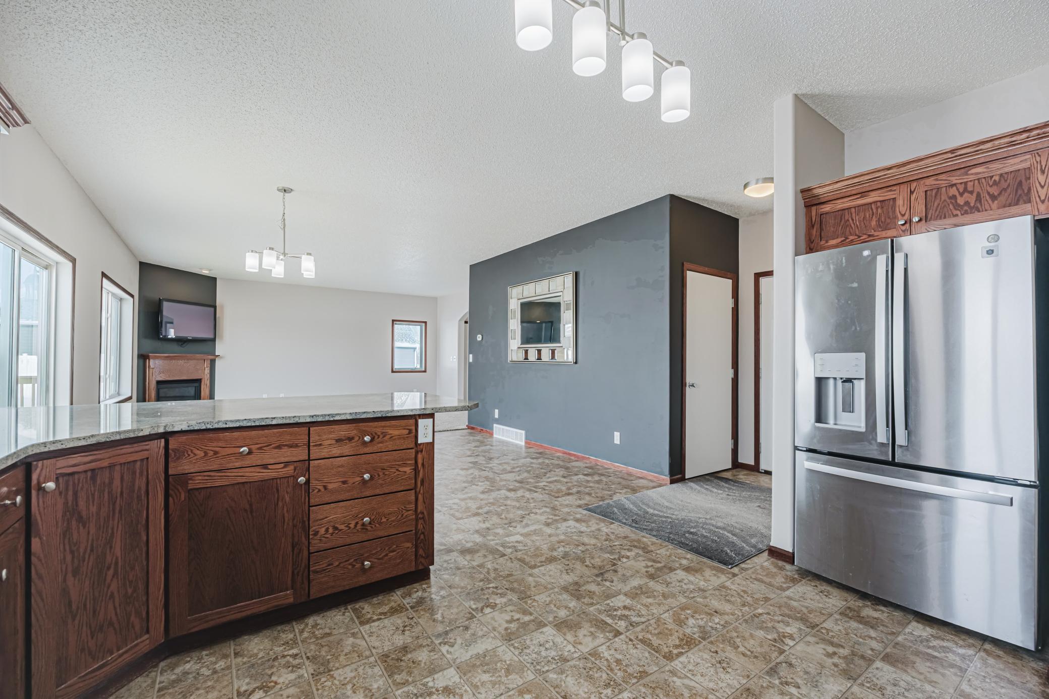 2006 single family home for sale at 3698 N Sedona Drive in West Fargo, ND — 5 bed, 4 bath (photo 8 of 48)