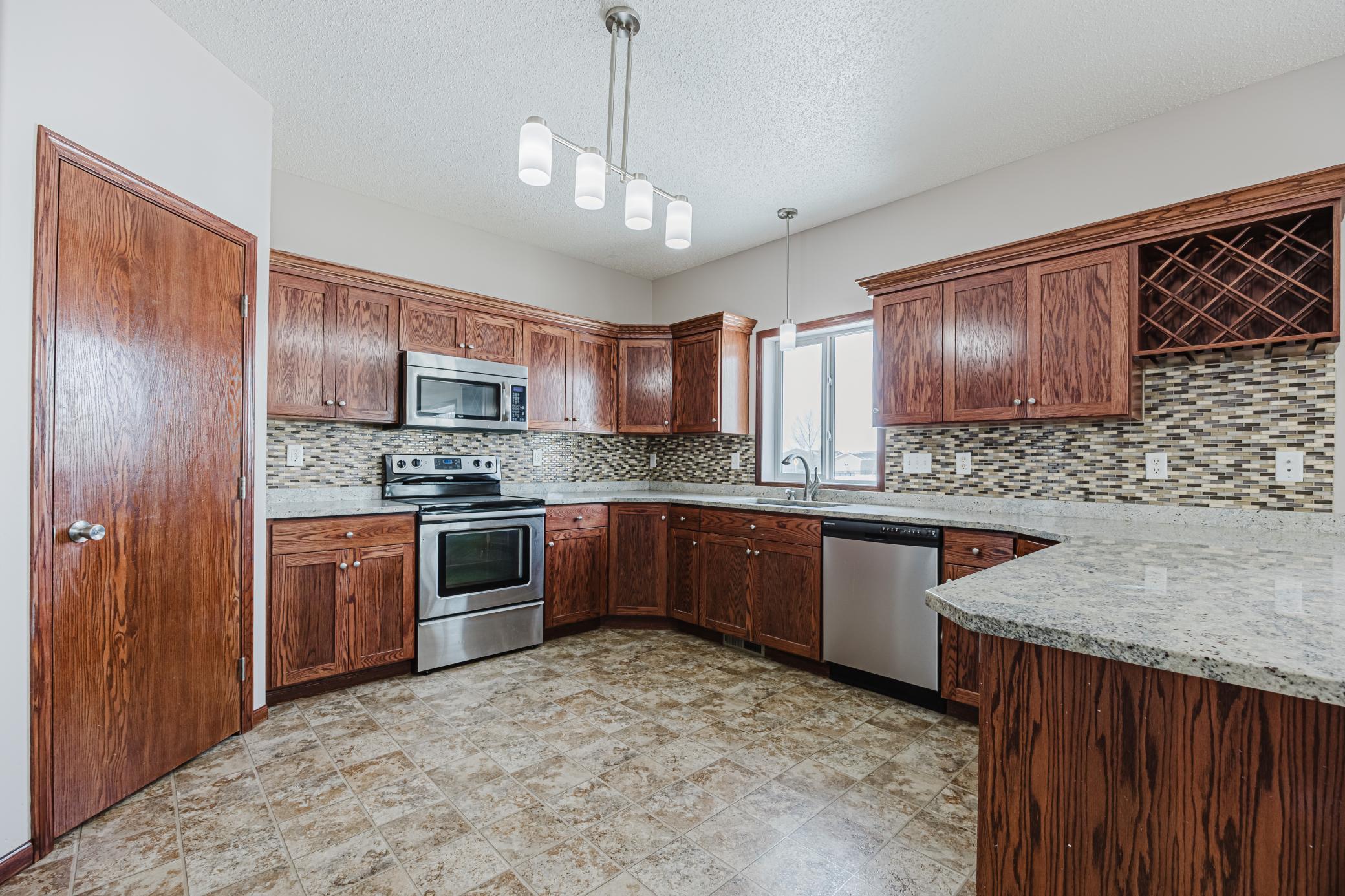 2006 single family home for sale at 3698 N Sedona Drive in West Fargo, ND — 5 bed, 4 bath (photo 9 of 48)