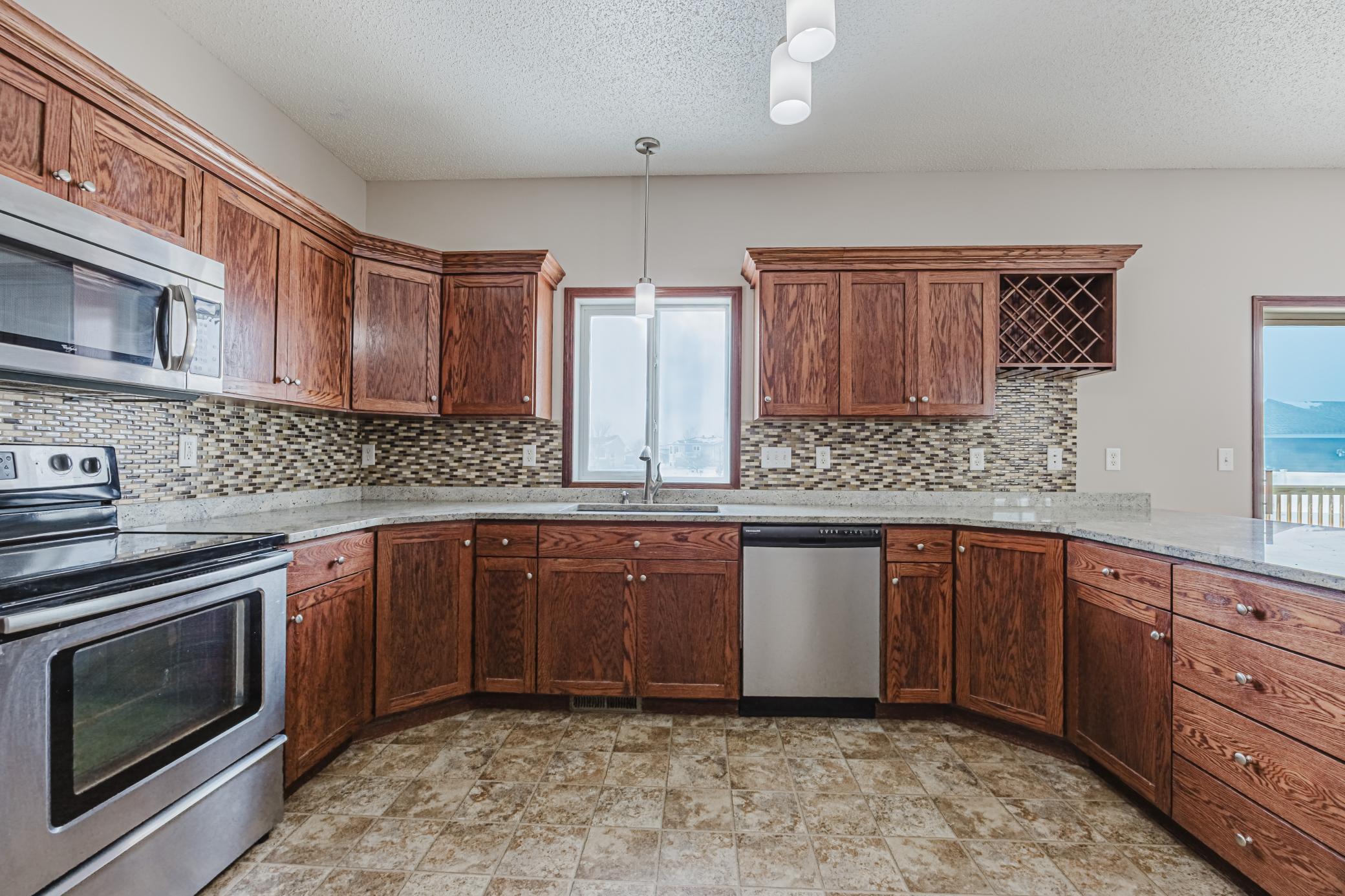 2006 single family home for sale at 3698 N Sedona Drive in West Fargo, ND — 5 bed, 4 bath (photo 10 of 48)