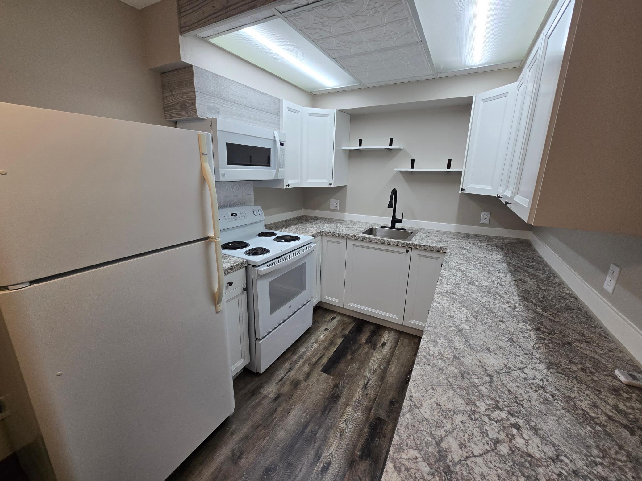 1971 single family home for sale at 1221 Madison Avenue, Unit 215 in Detroit Lakes, MN — 2 bed, 1 bath (photo 5 of 13)