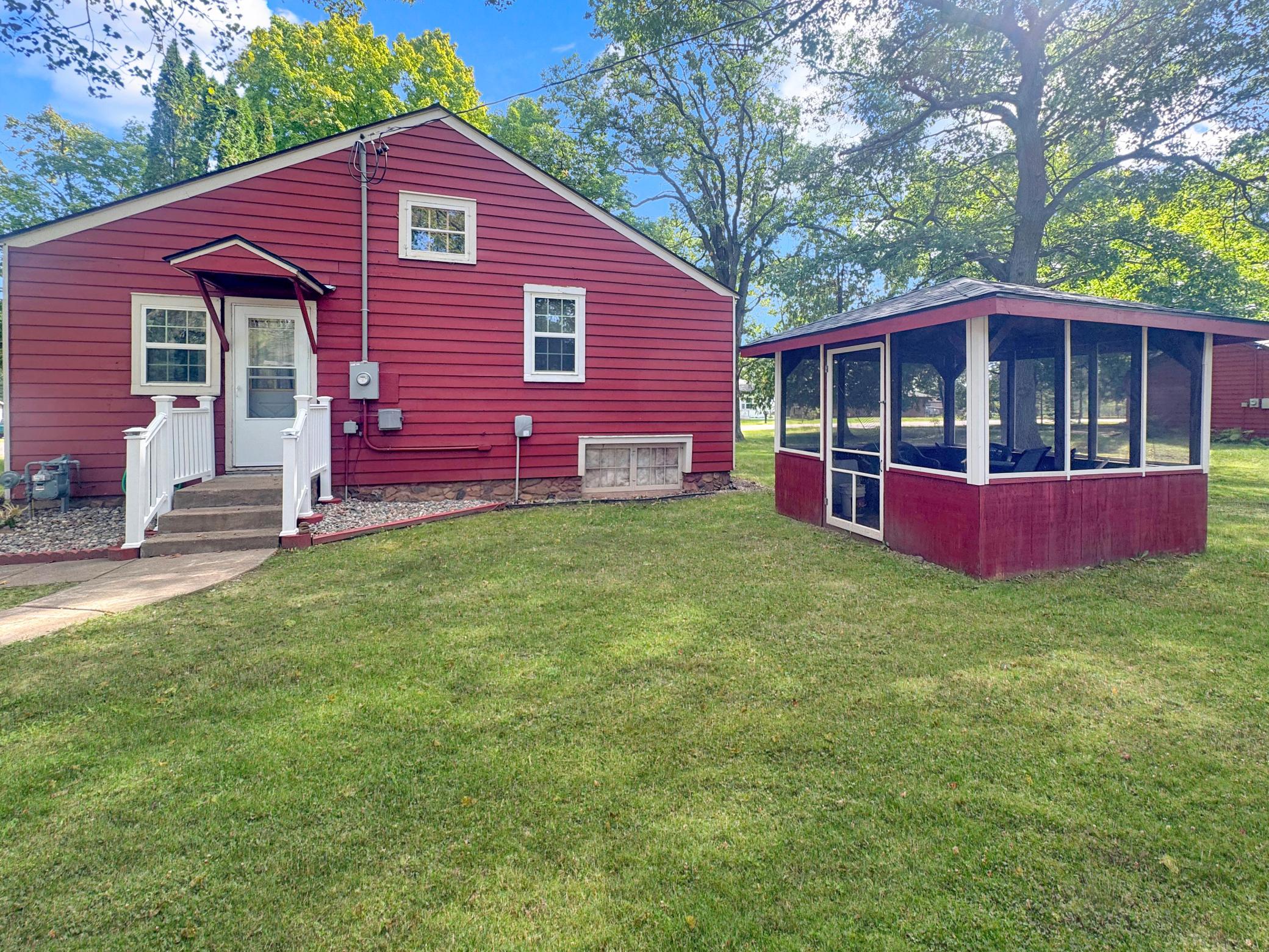 1975 single family home for sale at 800 6th Street in Ironton, MN — 2 bed, 1 bath (photo 3 of 8)