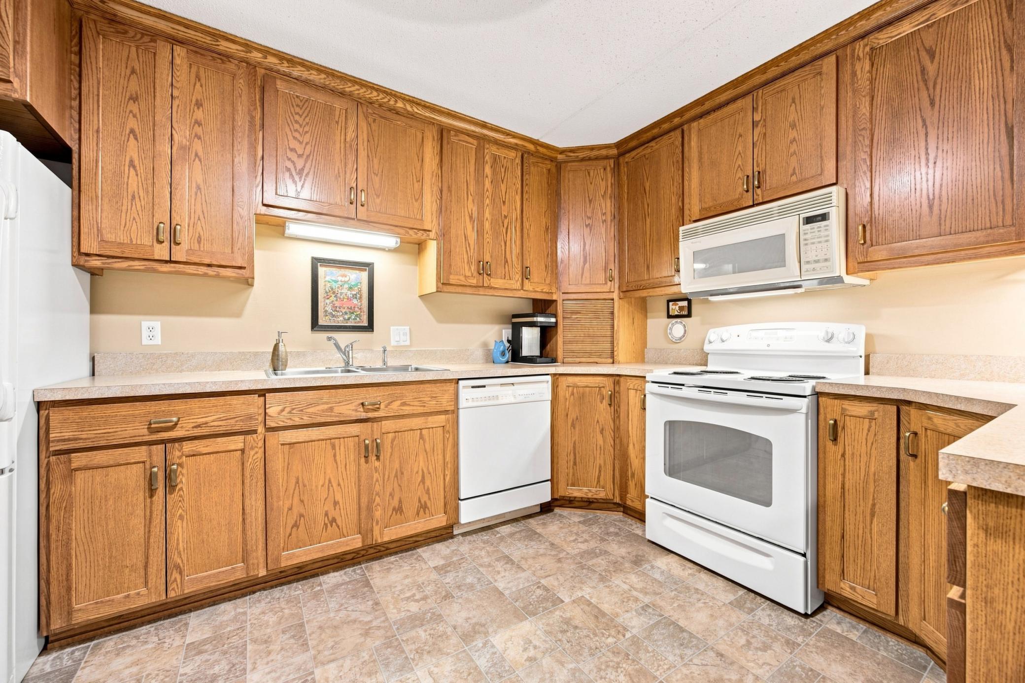 1978 condo for sale at 105 3rd Street N, Unit 203 in Moorhead, MN — 2 bed, 2 bath (photo 6 of 36)