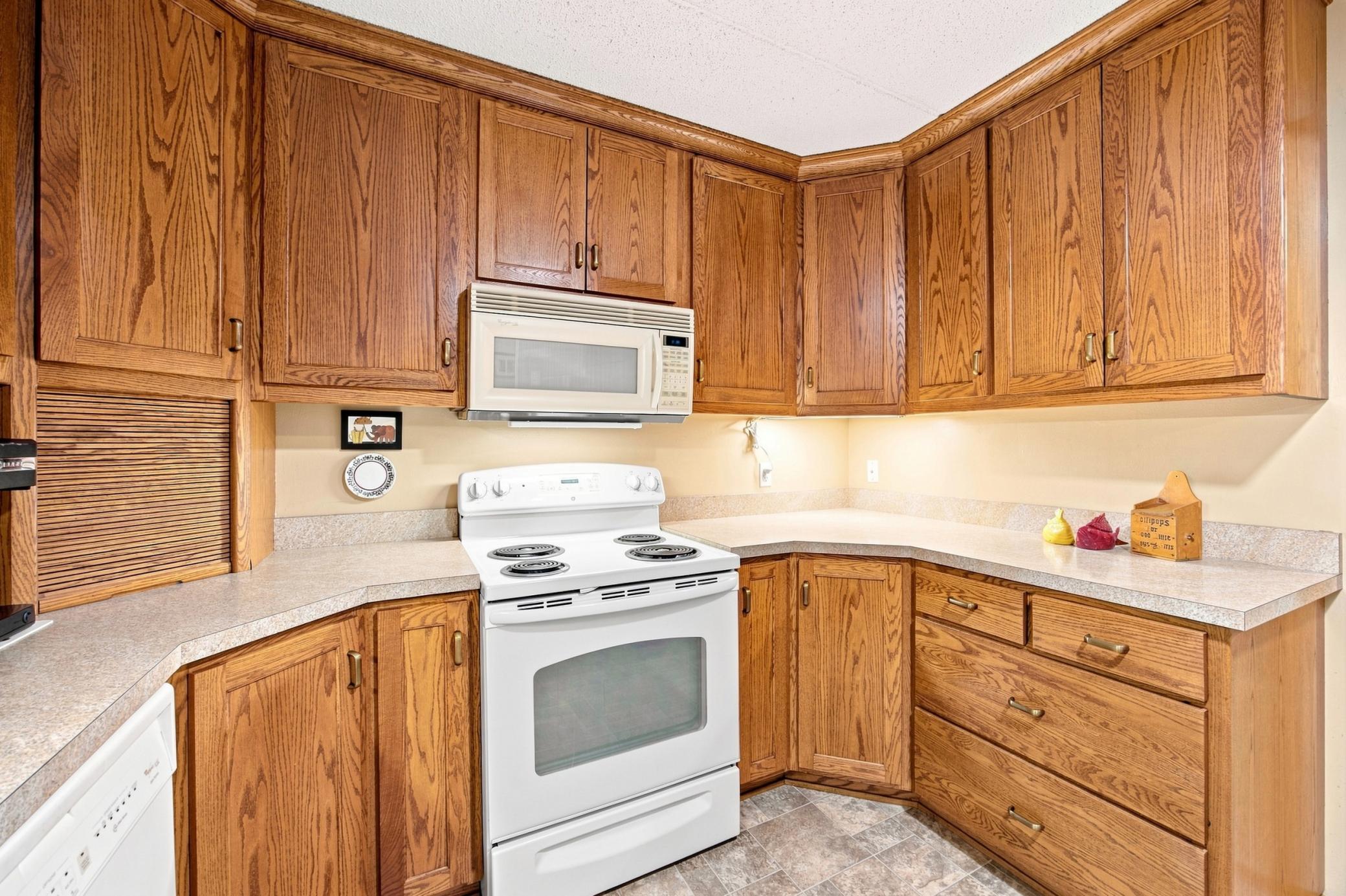 1978 condo for sale at 105 3rd Street N, Unit 203 in Moorhead, MN — 2 bed, 2 bath (photo 7 of 36)