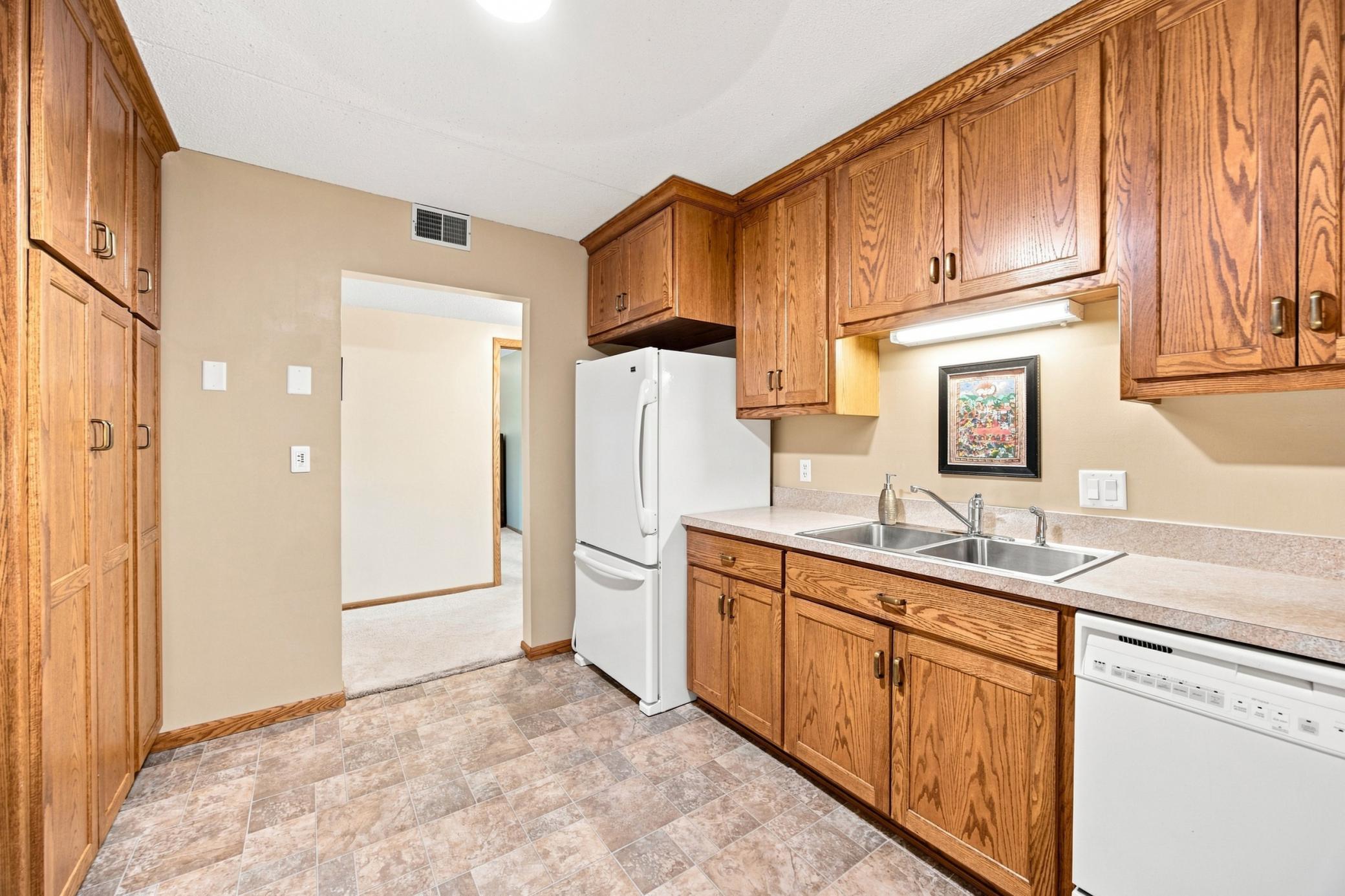 1978 condo for sale at 105 3rd Street N, Unit 203 in Moorhead, MN — 2 bed, 2 bath (photo 8 of 36)