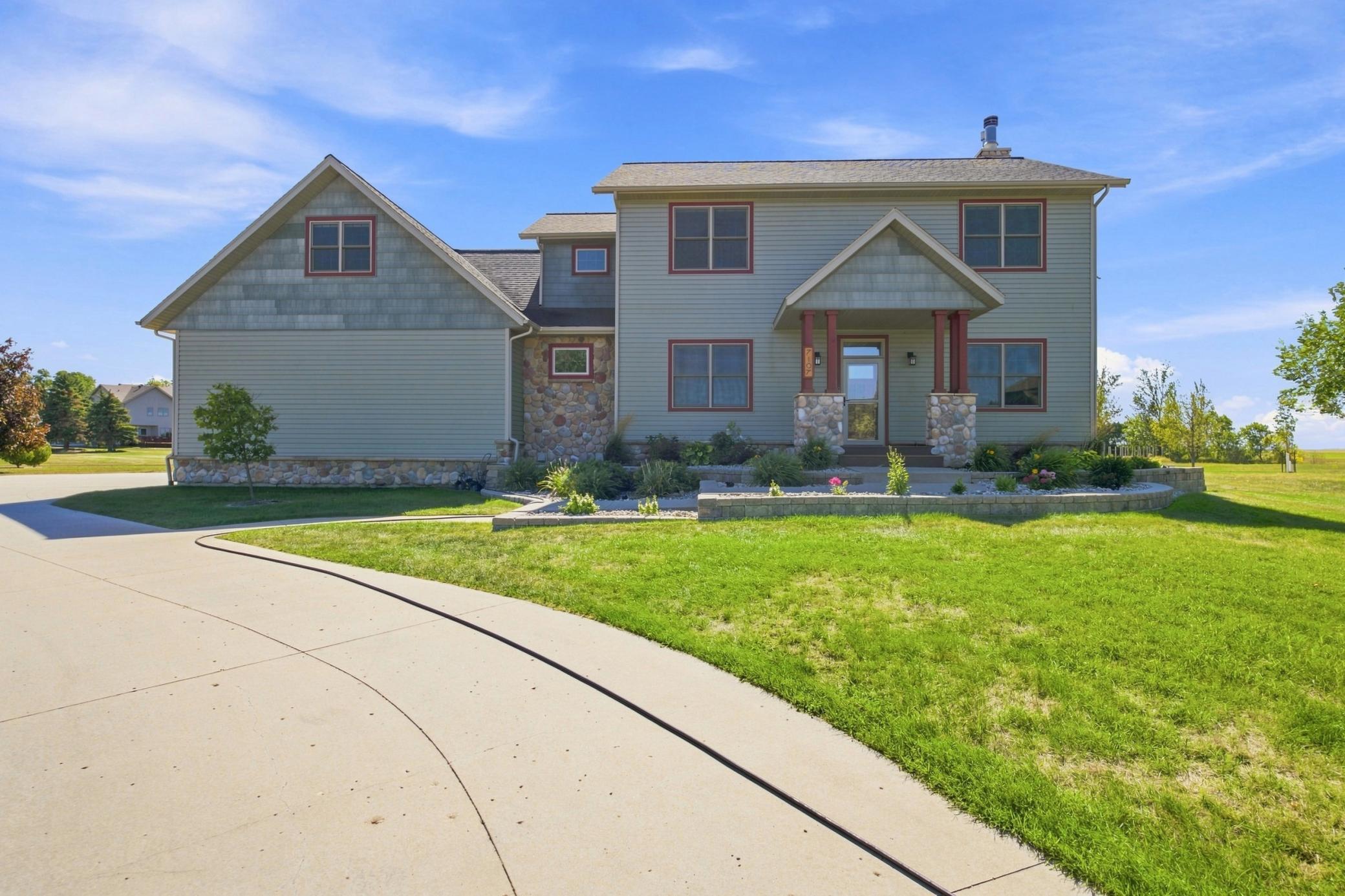 2005 single family home for sale at 7107 Maple Lane in Horace, ND — 4 bed, 4 bath