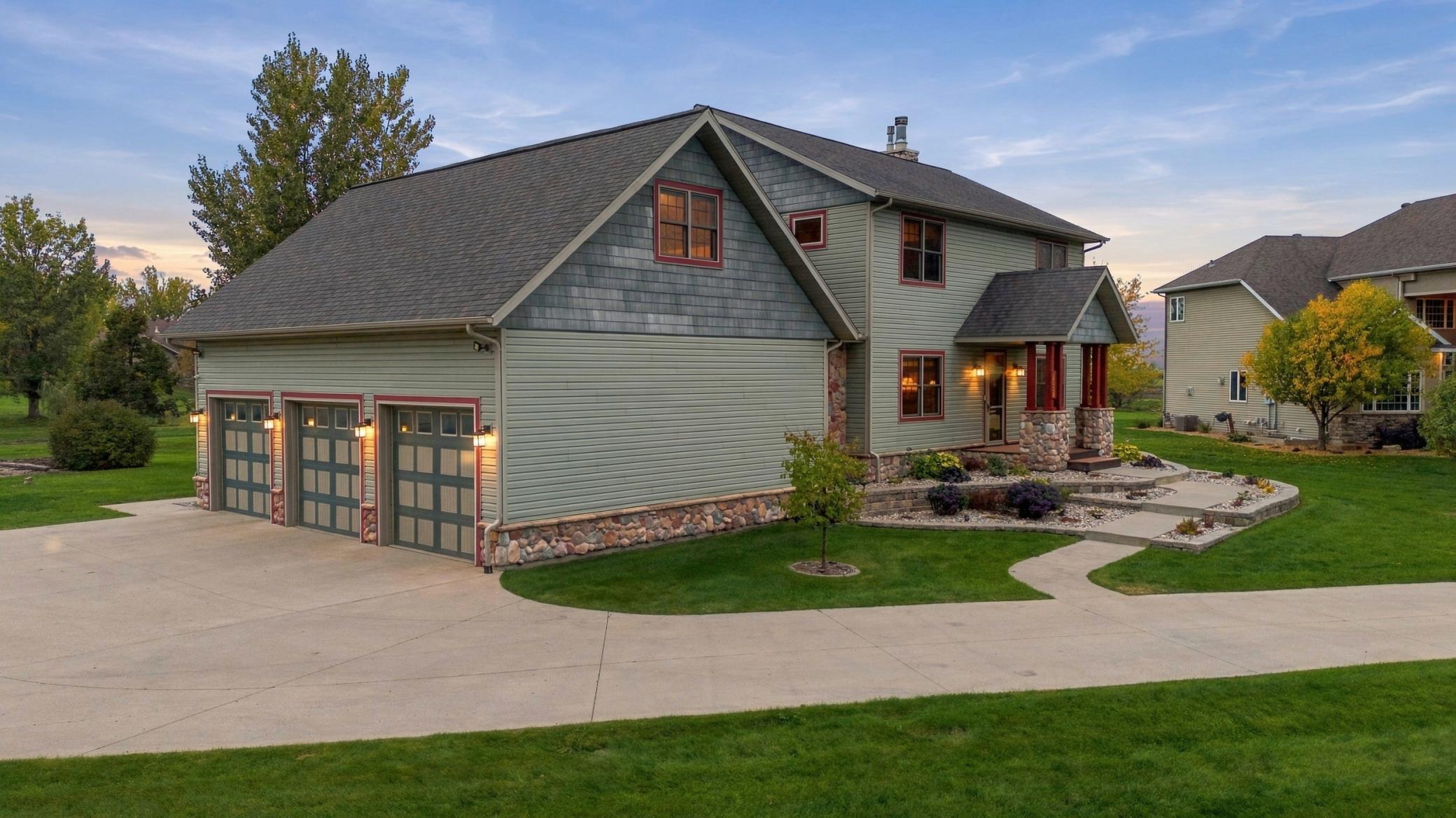 2005 single family home for sale at 7107 Maple Lane in Horace, ND — 4 bed, 4 bath (photo 2 of 72)