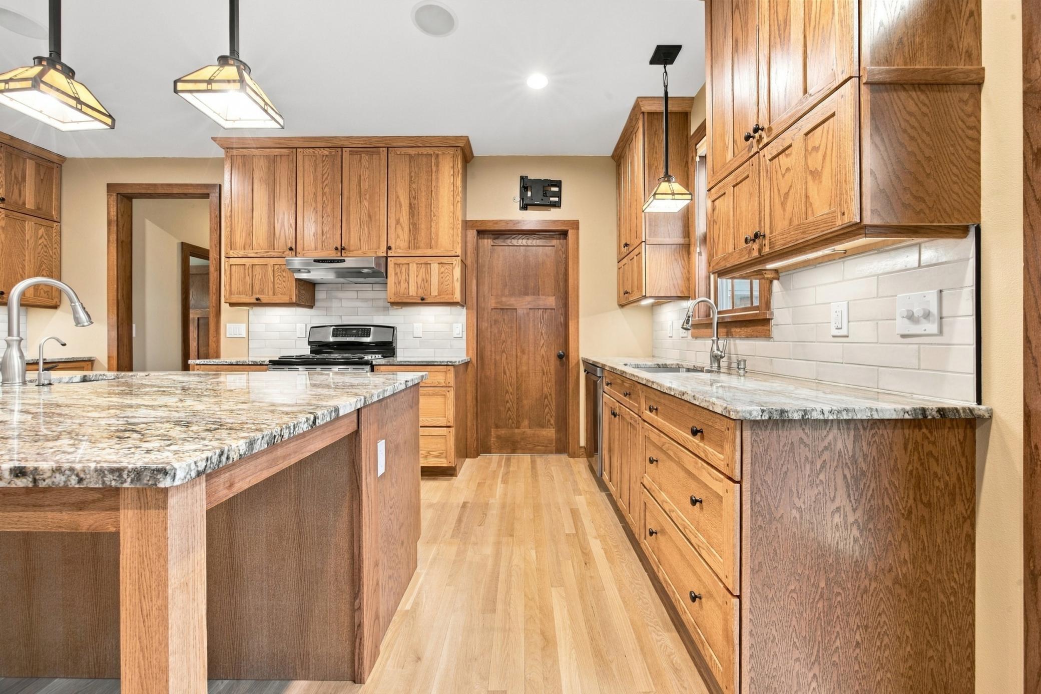 2005 single family home for sale at 7107 Maple Lane in Horace, ND — 4 bed, 4 bath (photo 11 of 72)