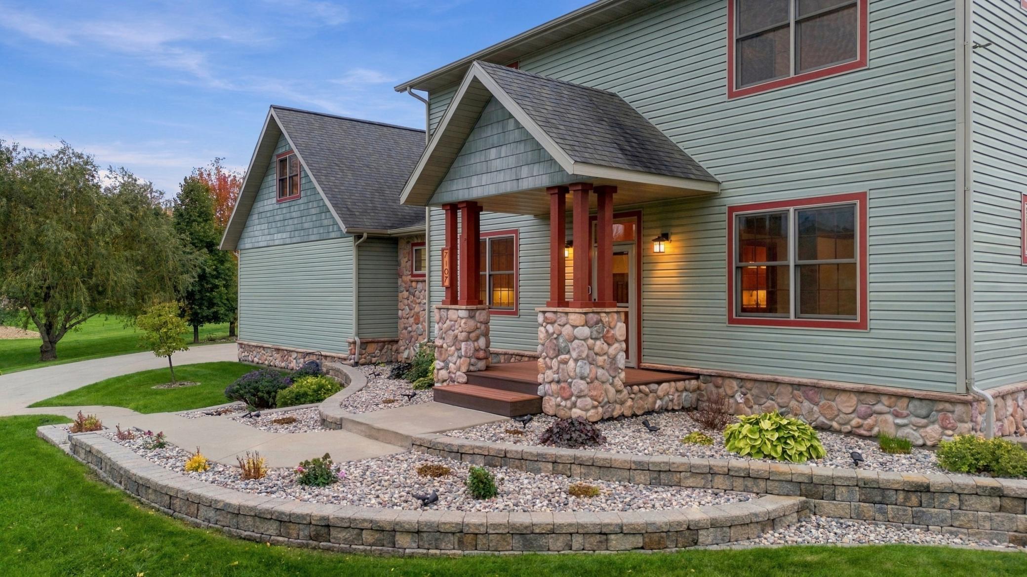 2005 single family home for sale at 7107 Maple Lane in Horace, ND — 4 bed, 4 bath (photo 3 of 72)
