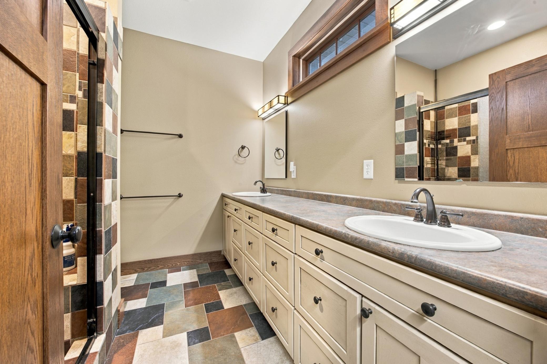 2005 single family home for sale at 7107 Maple Lane in Horace, ND — 4 bed, 4 bath (photo 25 of 72)