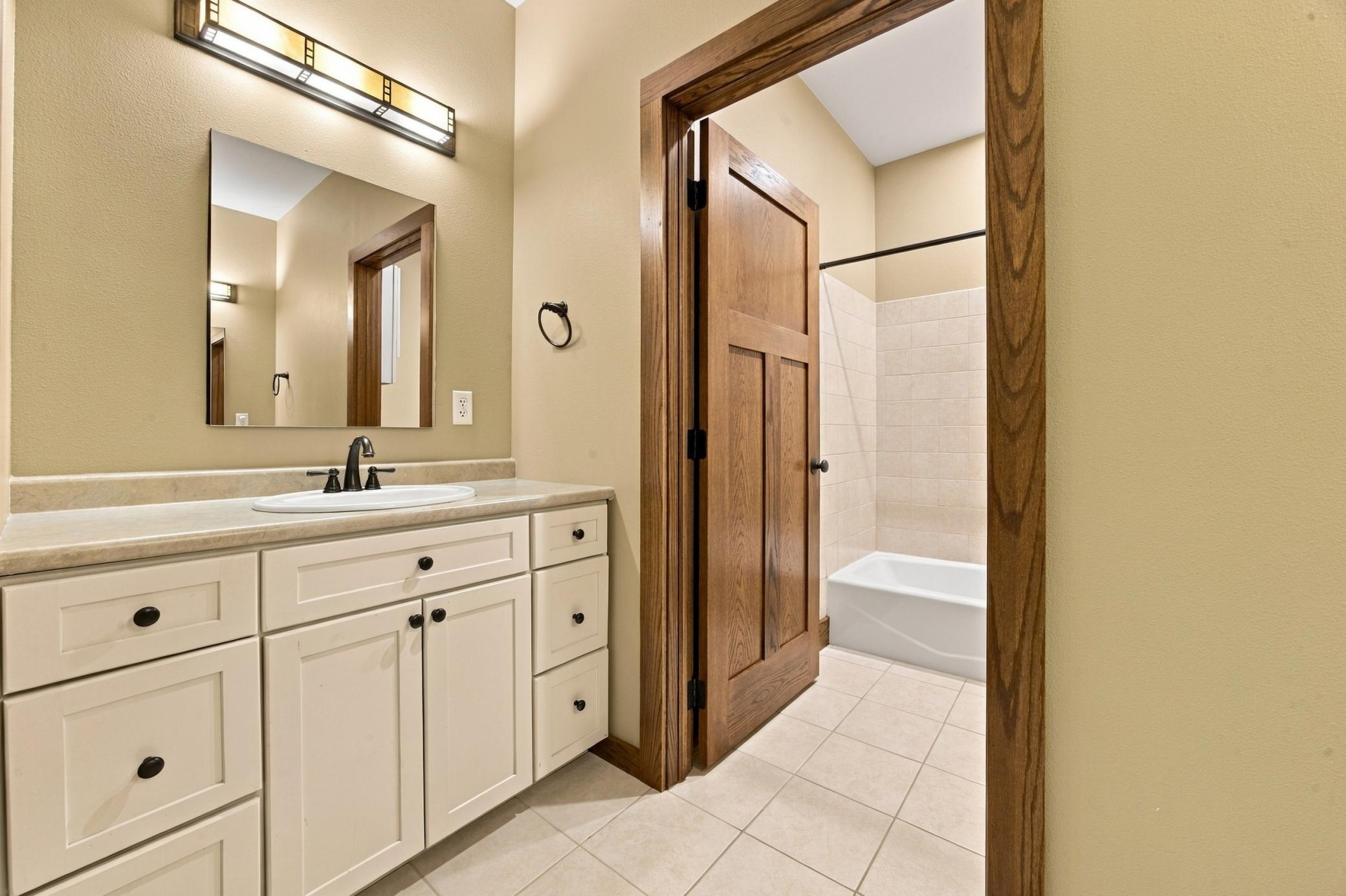 2005 single family home for sale at 7107 Maple Lane in Horace, ND — 4 bed, 4 bath (photo 36 of 72)