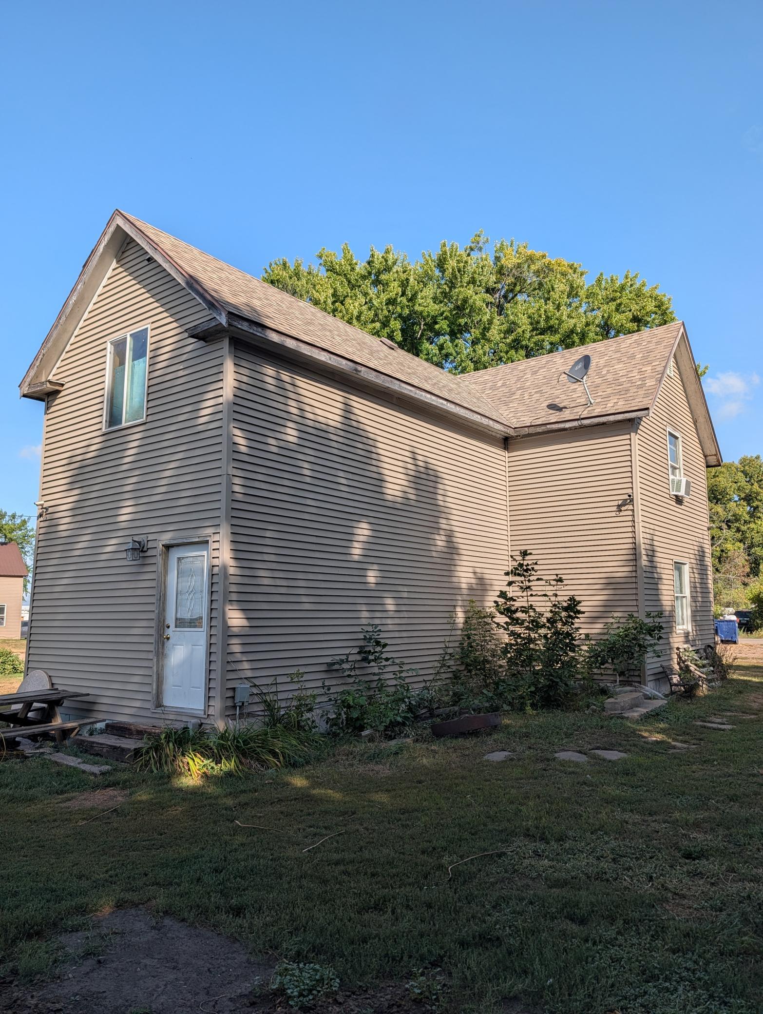 1901 single family home for sale at 780 Elm Street in Kindred, ND — 1 bed, 2 bath (photo 4 of 31)