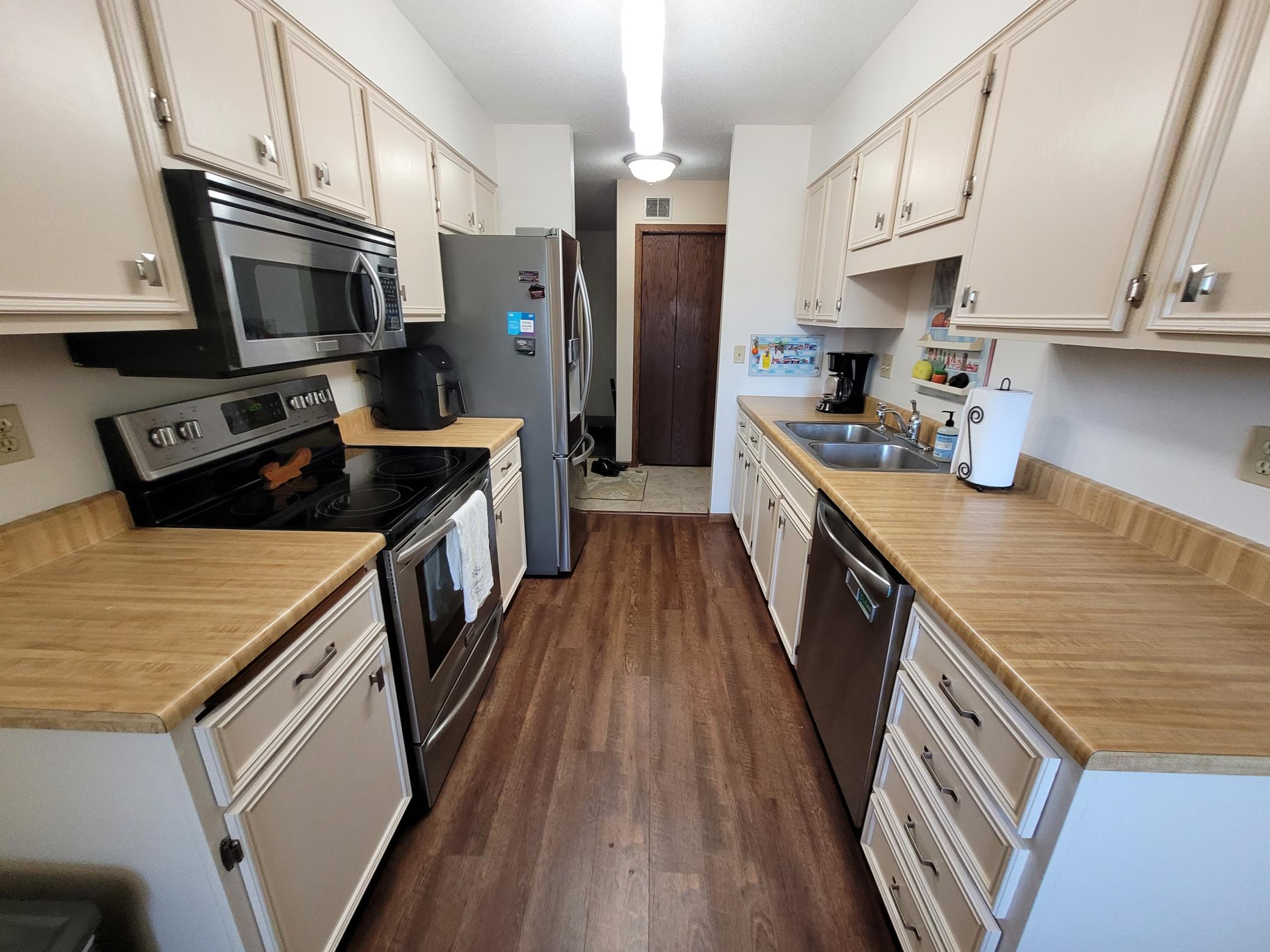 1976 condo for sale at 1439 25th Avenue S, Unit 101 in Fargo, ND — 2 bed, 2 bath (photo 2 of 14)