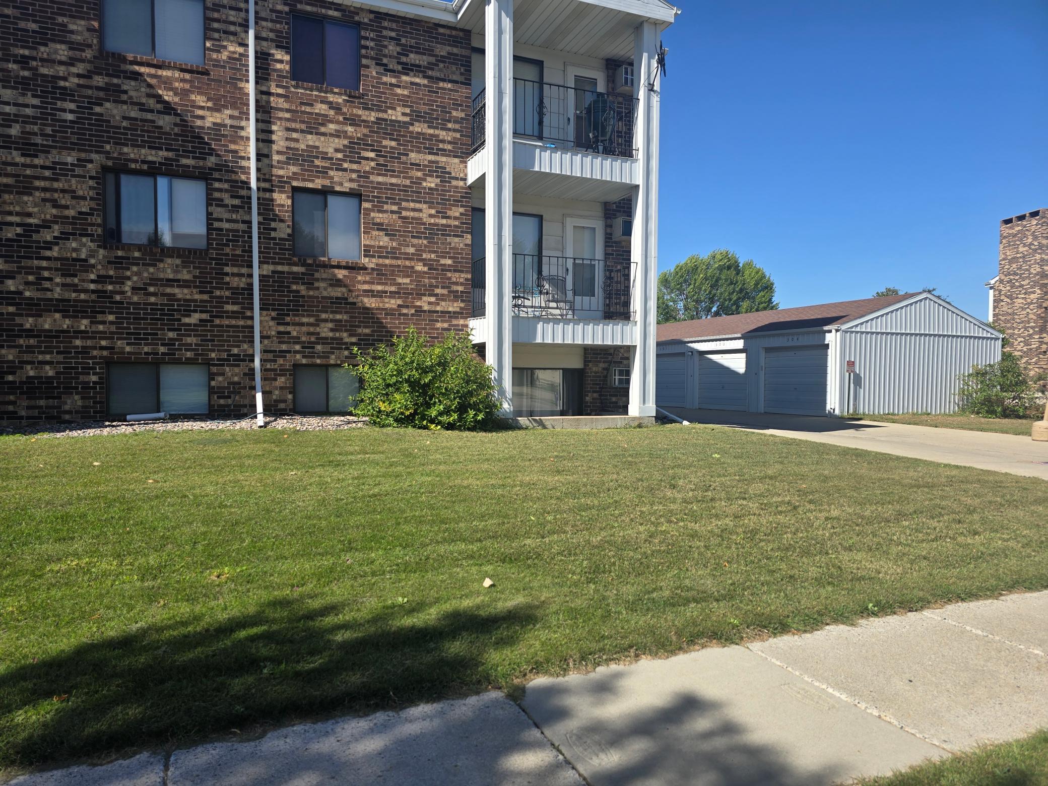 1979 condo for sale at 331 Prairiewood Circle S, Unit 102 in Fargo, ND — 2 bed, 1 bath (photo 2 of 17)