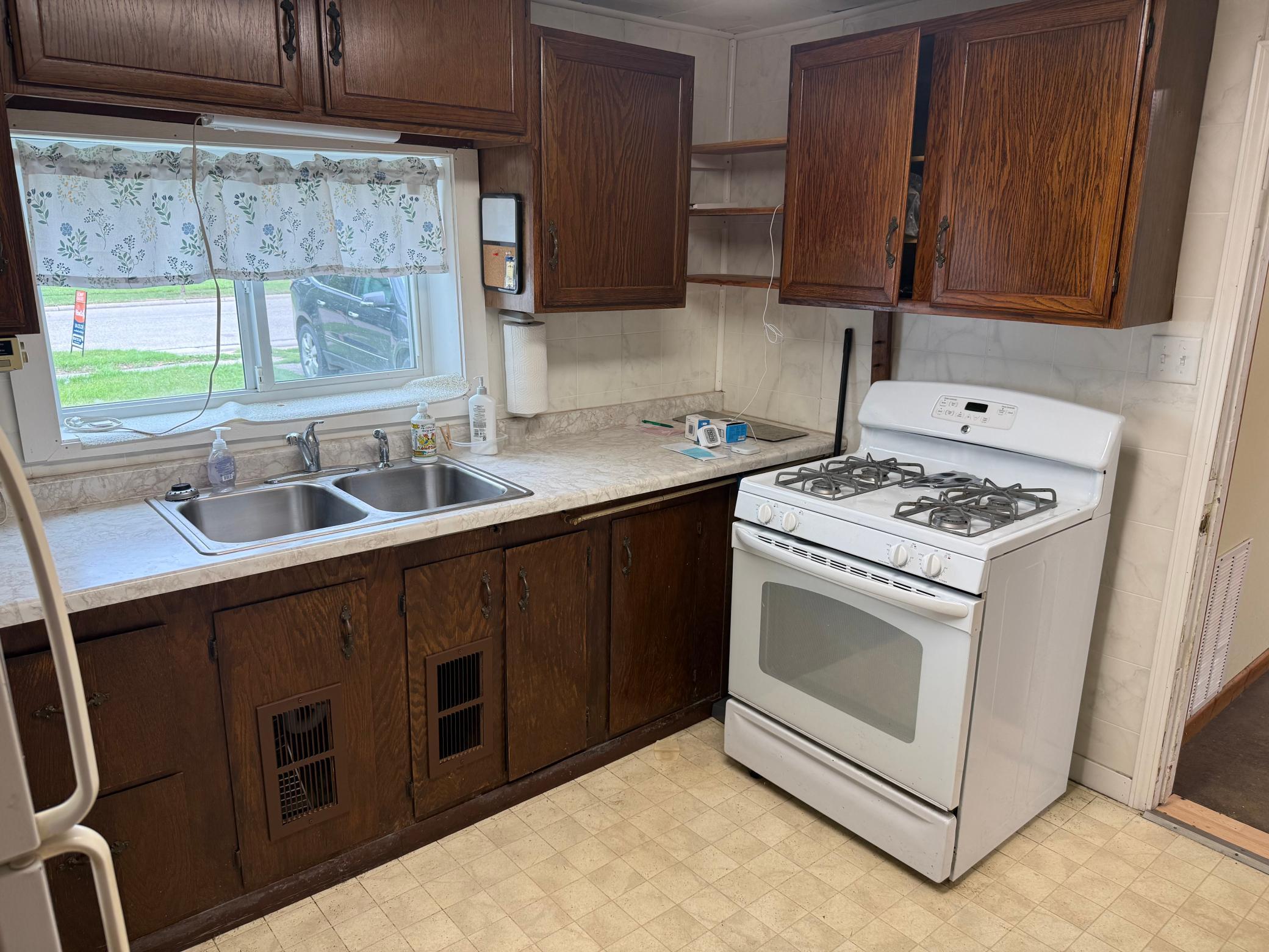 1977 single family home for sale at 333 W 3rd Avenue, Unit S in Ada, MN — 2 bed, 1 bath (photo 8 of 12)
