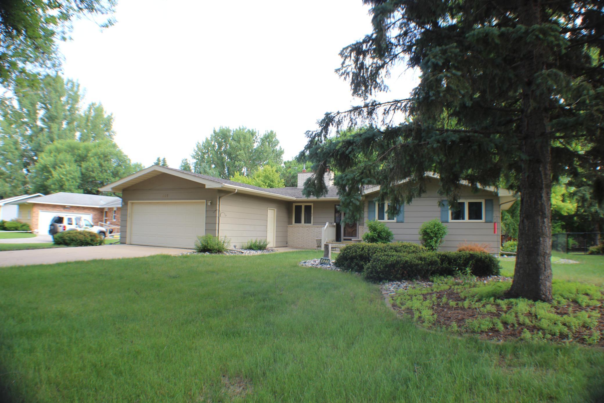 1971 single family home for sale at 421 Dale Avenue in Moorhead, MN — 5 bed, 3 bath