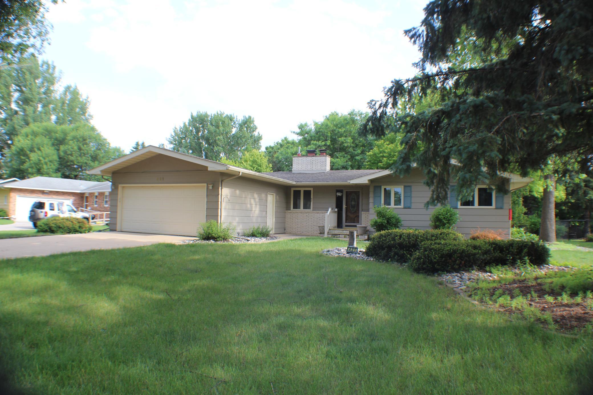 1971 single family home for sale at 421 Dale Avenue in Moorhead, MN — 5 bed, 3 bath (photo 2 of 53)
