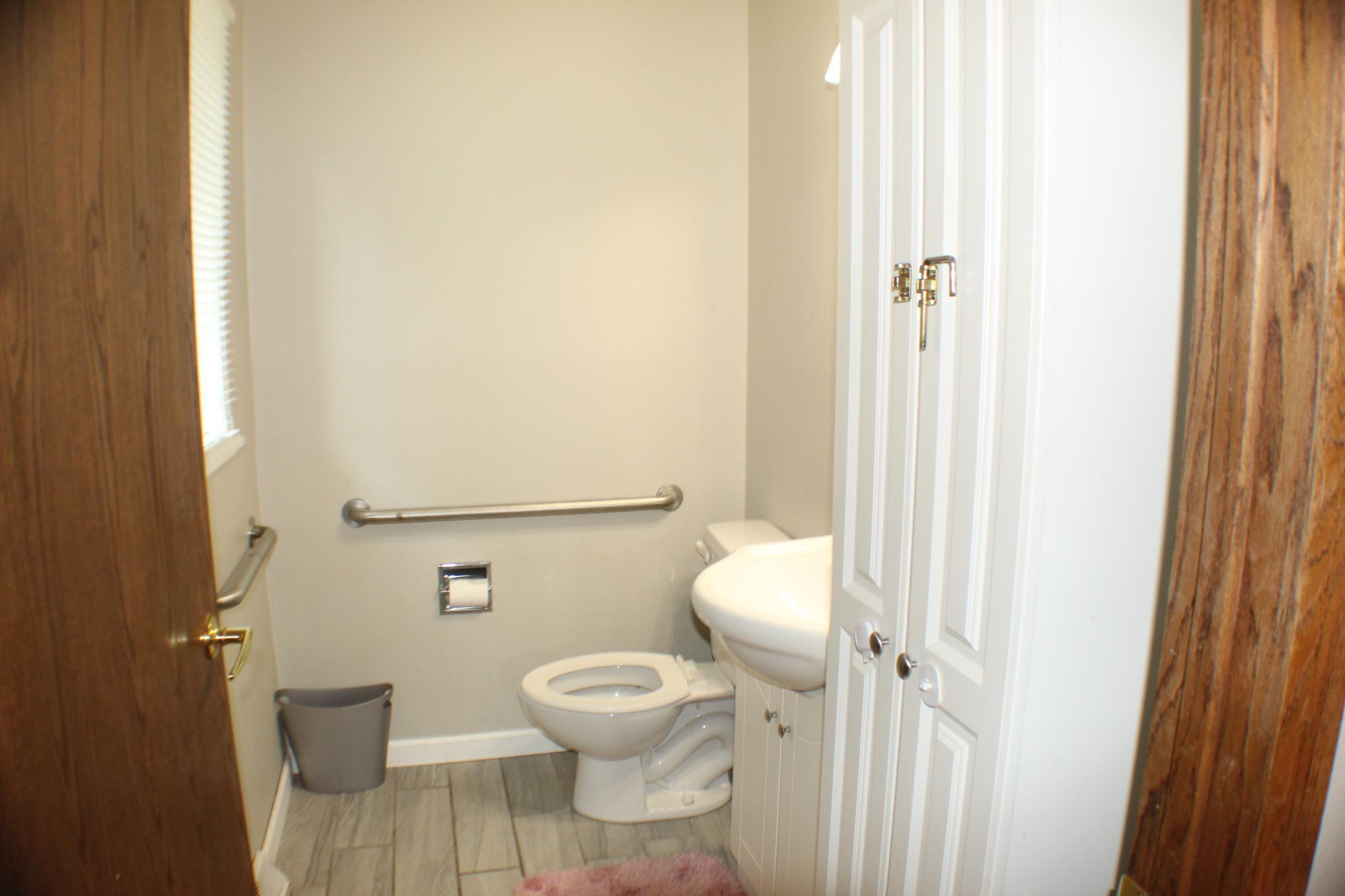 1971 single family home for sale at 421 Dale Avenue in Moorhead, MN — 5 bed, 3 bath (photo 16 of 53)