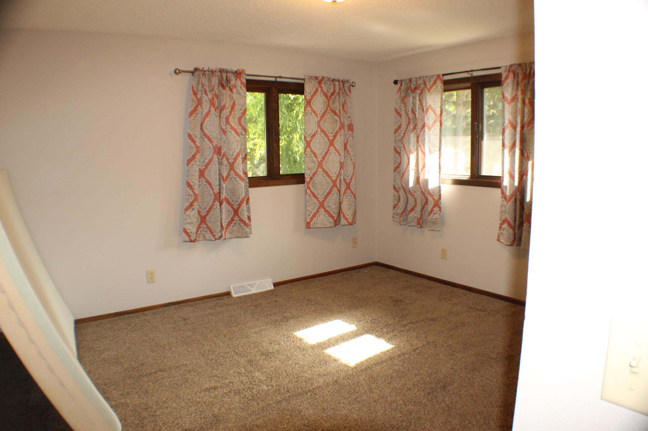 1971 single family home for sale at 421 Dale Avenue in Moorhead, MN — 5 bed, 3 bath (photo 17 of 53)