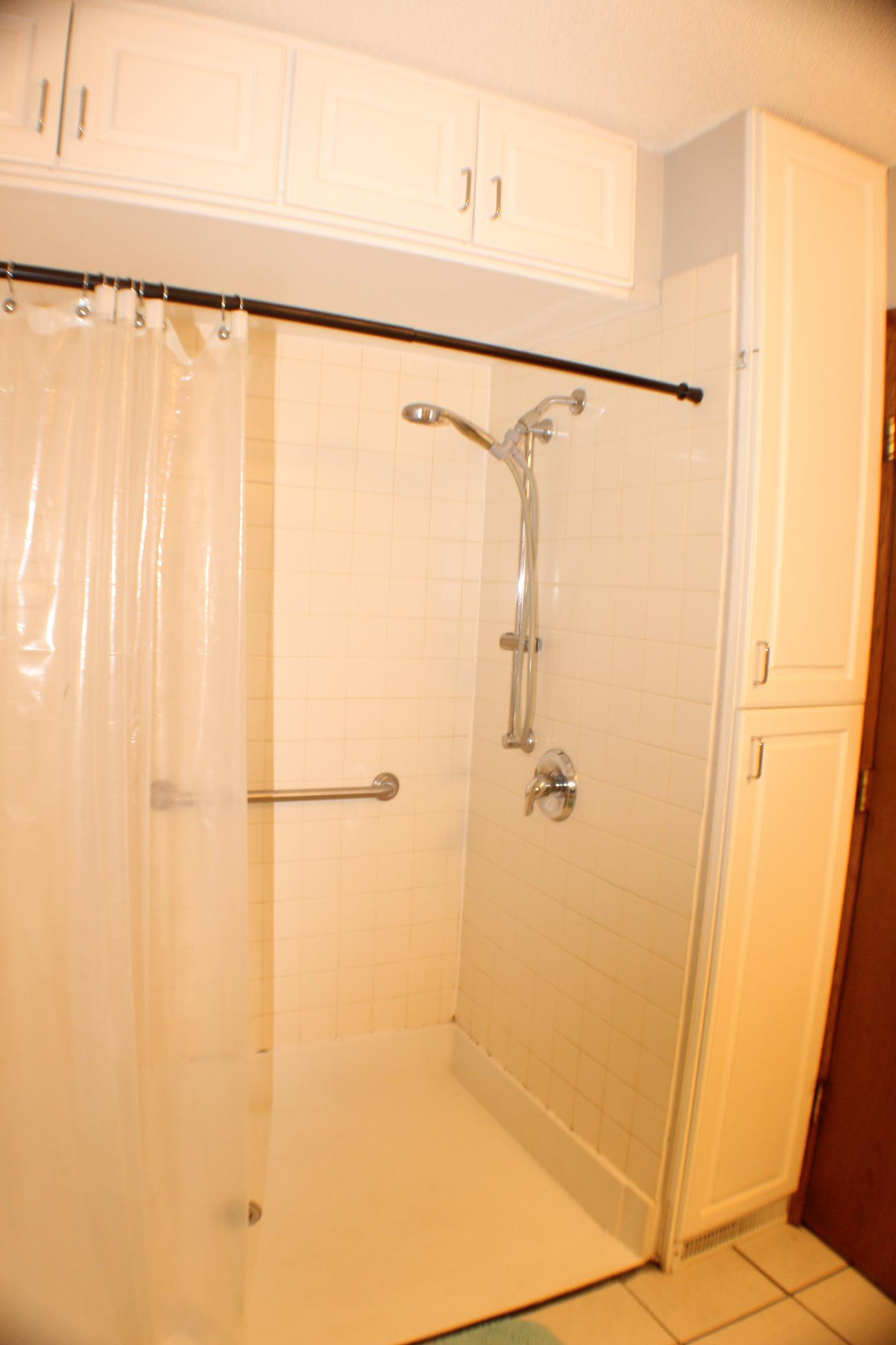 1971 single family home for sale at 421 Dale Avenue in Moorhead, MN — 5 bed, 3 bath (photo 23 of 53)