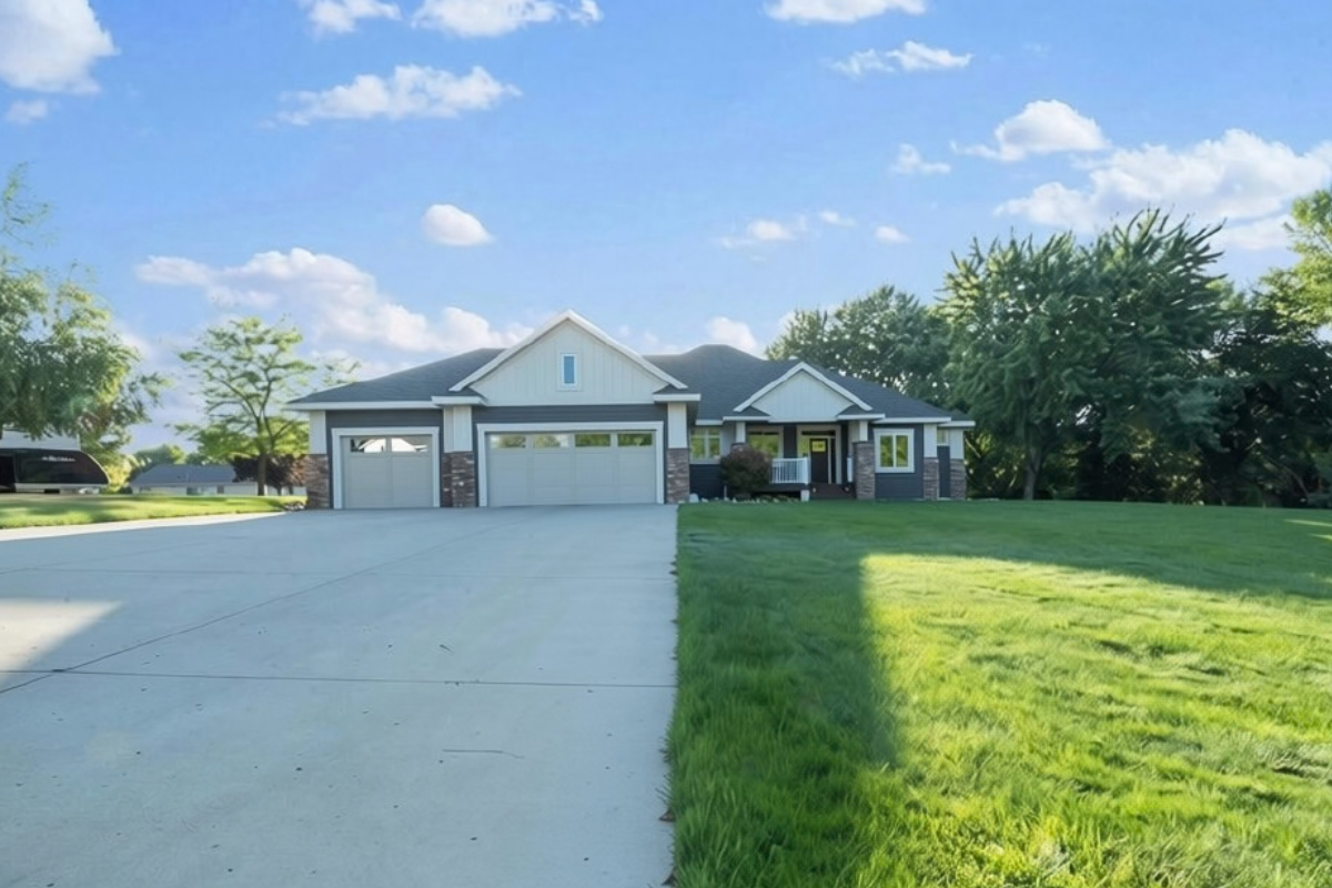 2013 single family home for sale at 1890 Ridgewood Drive NW in Alexandria, MN — 5 bed, 4 bath
