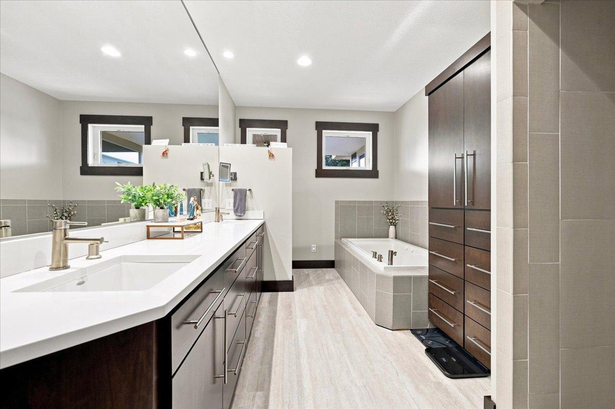 2013 single family home for sale at 1890 Ridgewood Drive NW in Alexandria, MN — 5 bed, 4 bath (photo 21 of 61)