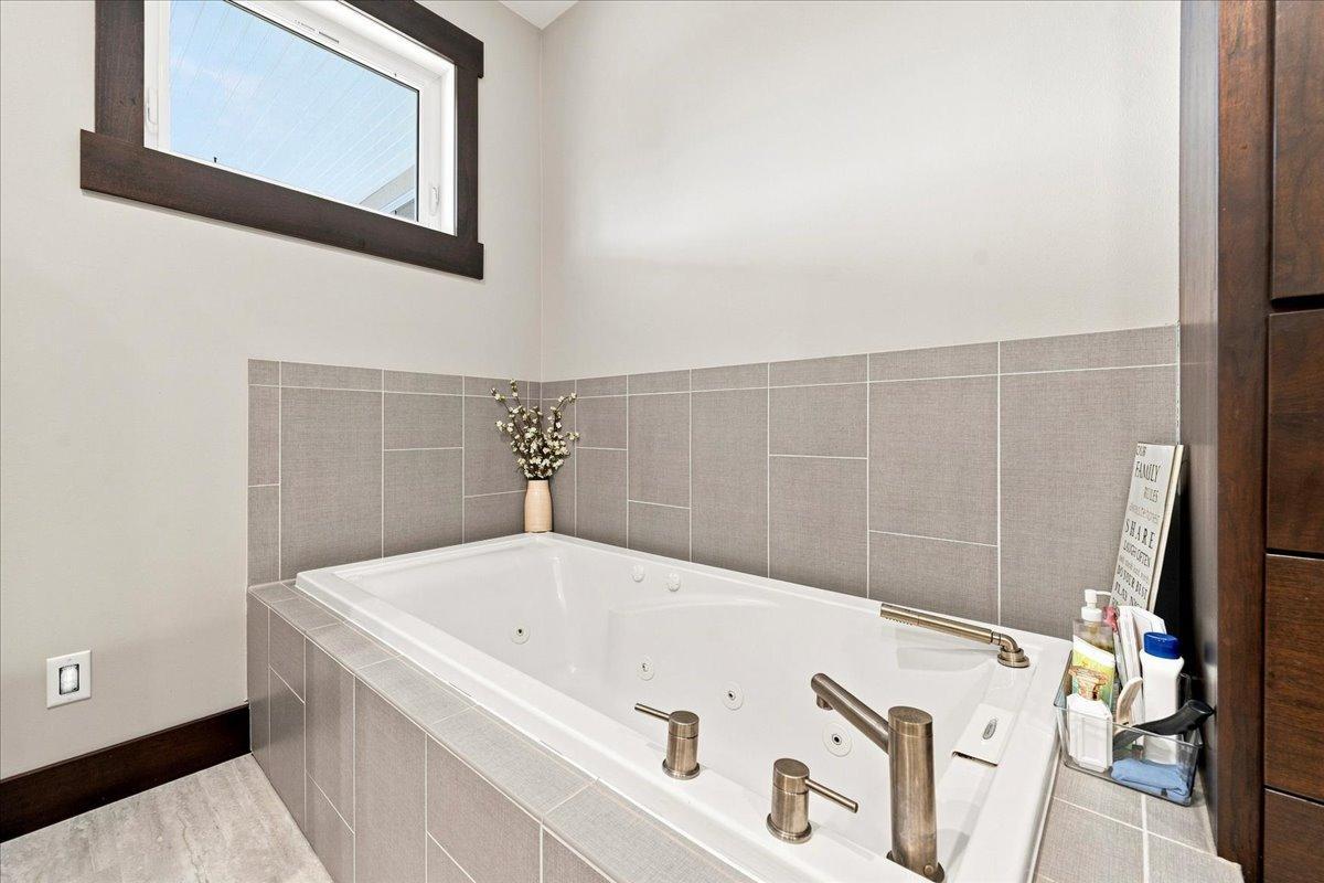 2013 single family home for sale at 1890 Ridgewood Drive NW in Alexandria, MN — 5 bed, 4 bath (photo 22 of 61)